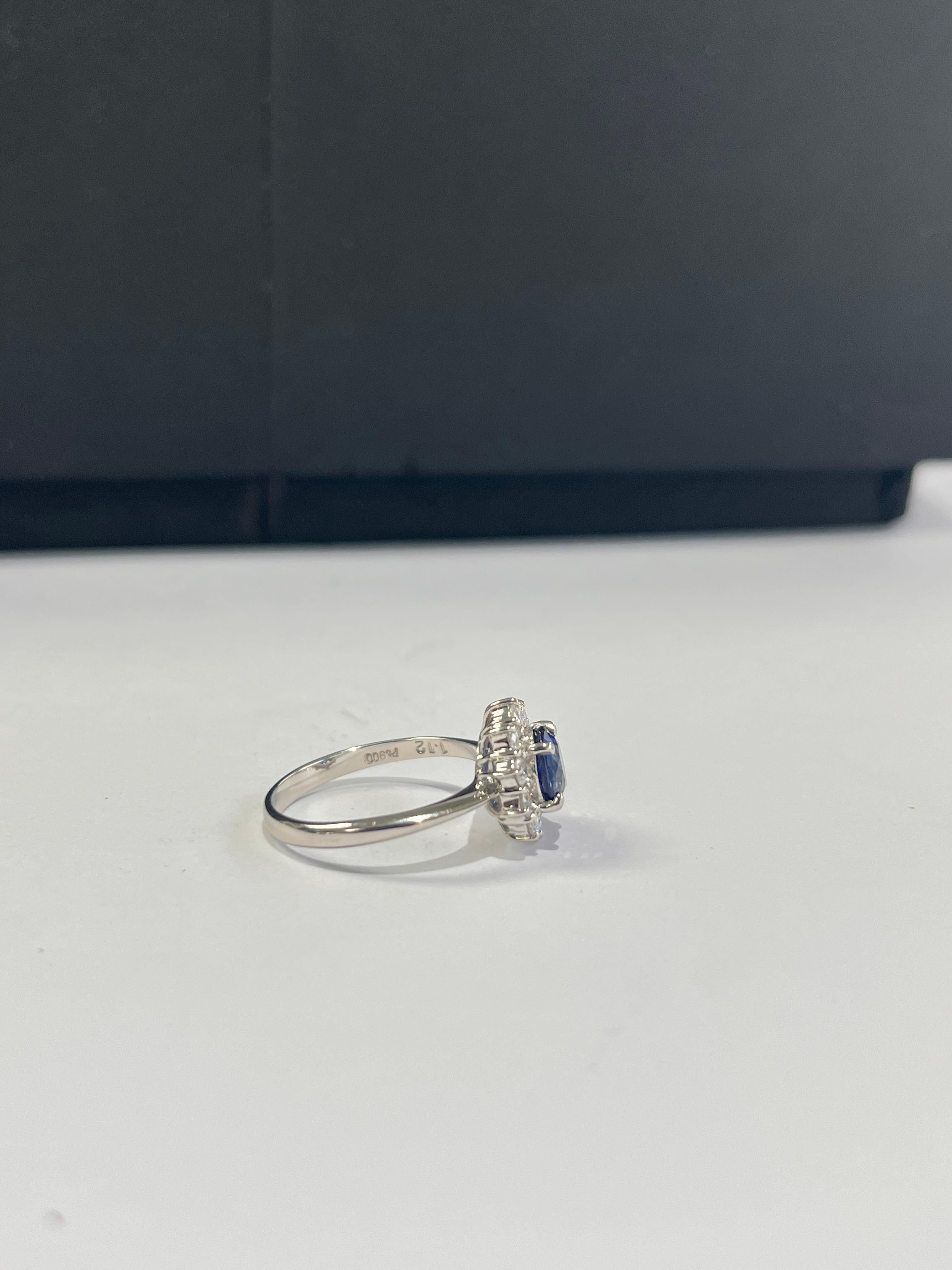 Eine sehr schöne und sehr tragbar Blauer Saphir Verlobungsring in Platin 900 & Diamanten gesetzt. Das Gewicht des blauen Saphirs beträgt 1,12 Karat. Der Blaue Saphir stammt aus Ceylon (Sri Lanka). Das Gewicht der Diamanten beträgt 0,46 Karat. Das