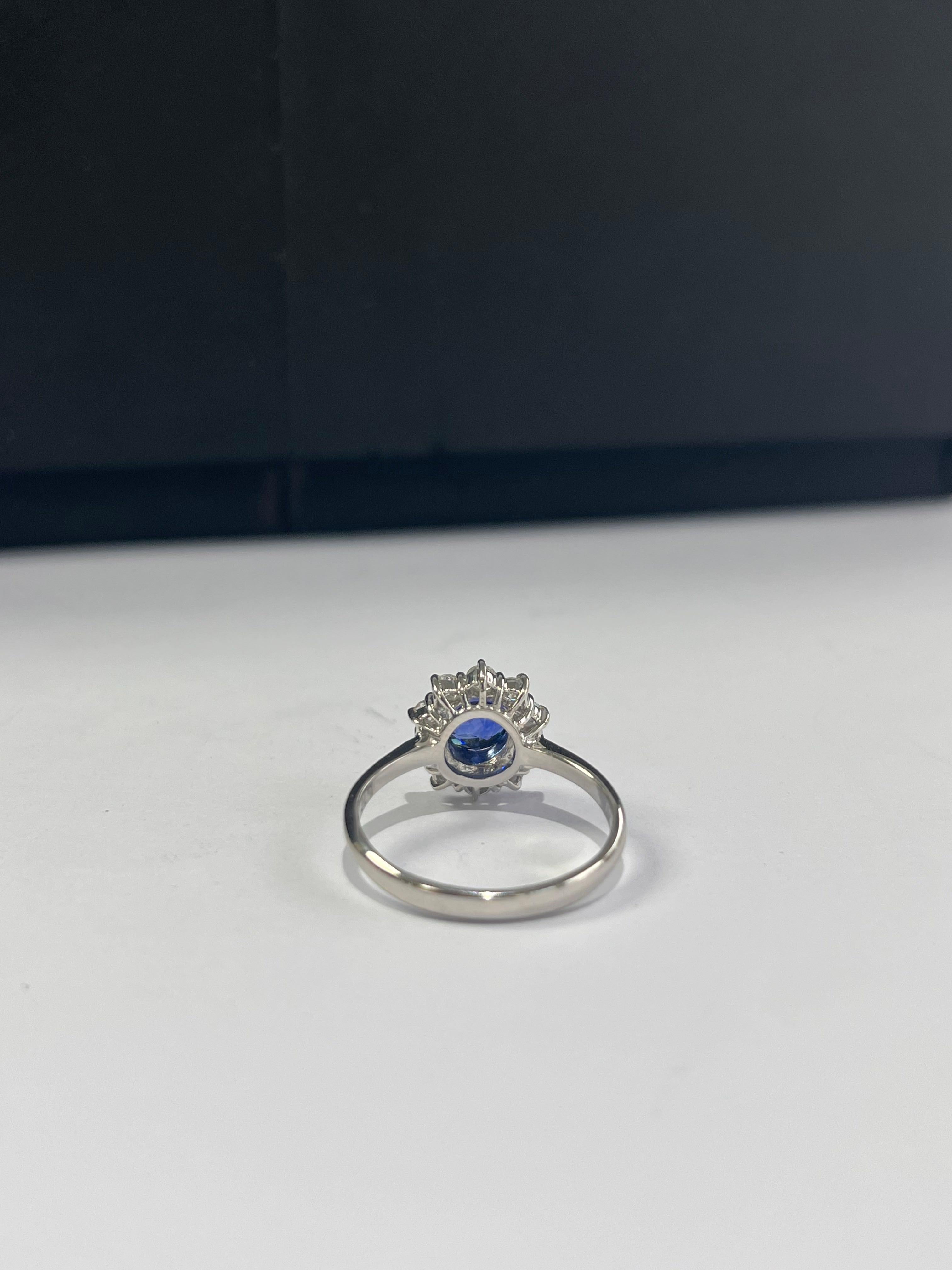 Verlobungsring aus Platin 900 mit natürlichem, blauem Ceylon-Saphir und Diamanten (Moderne) im Angebot