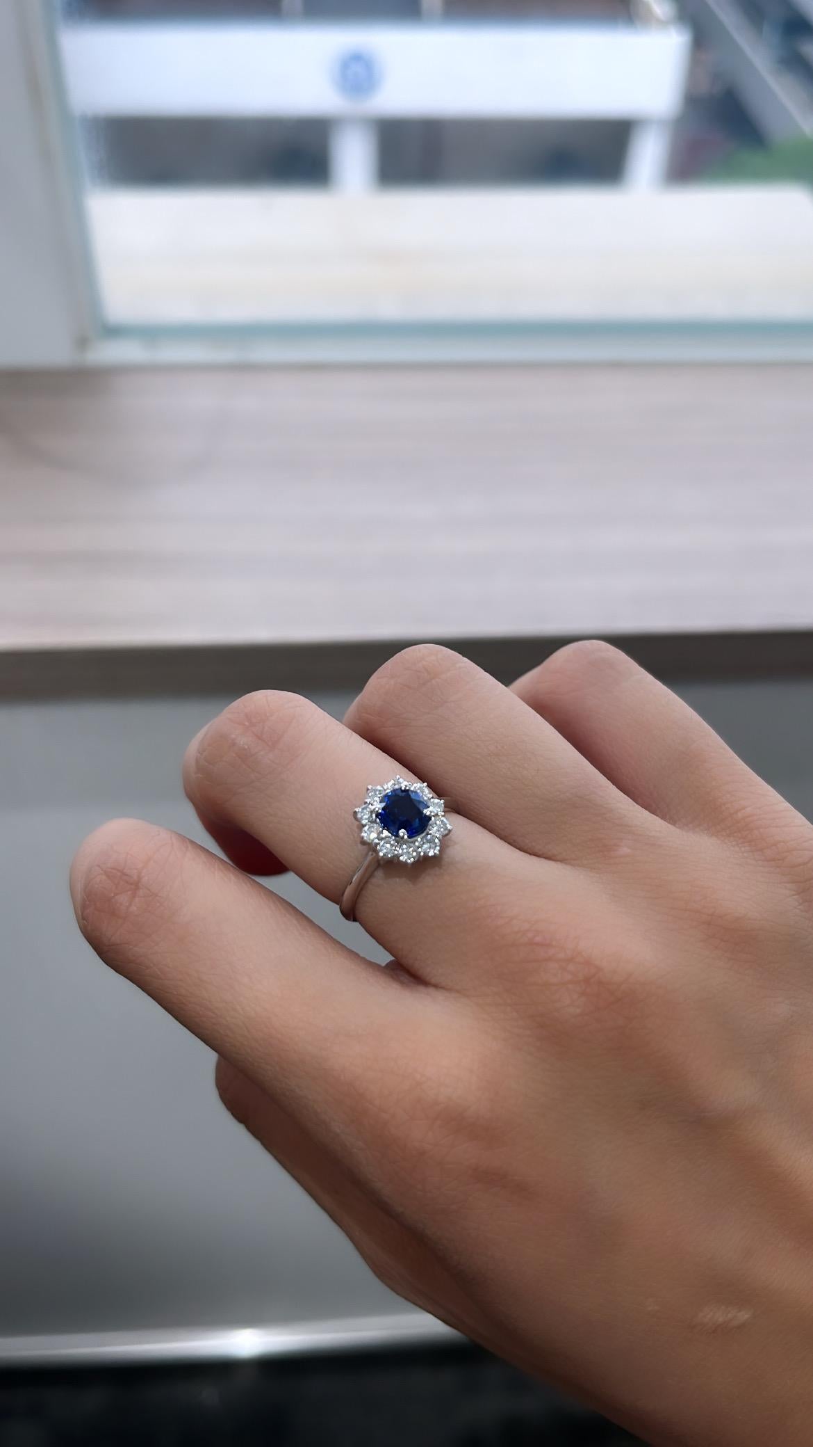 Verlobungsring aus Platin 900 mit natürlichem, blauem Ceylon-Saphir und Diamanten im Zustand „Neu“ im Angebot in Hong Kong, HK