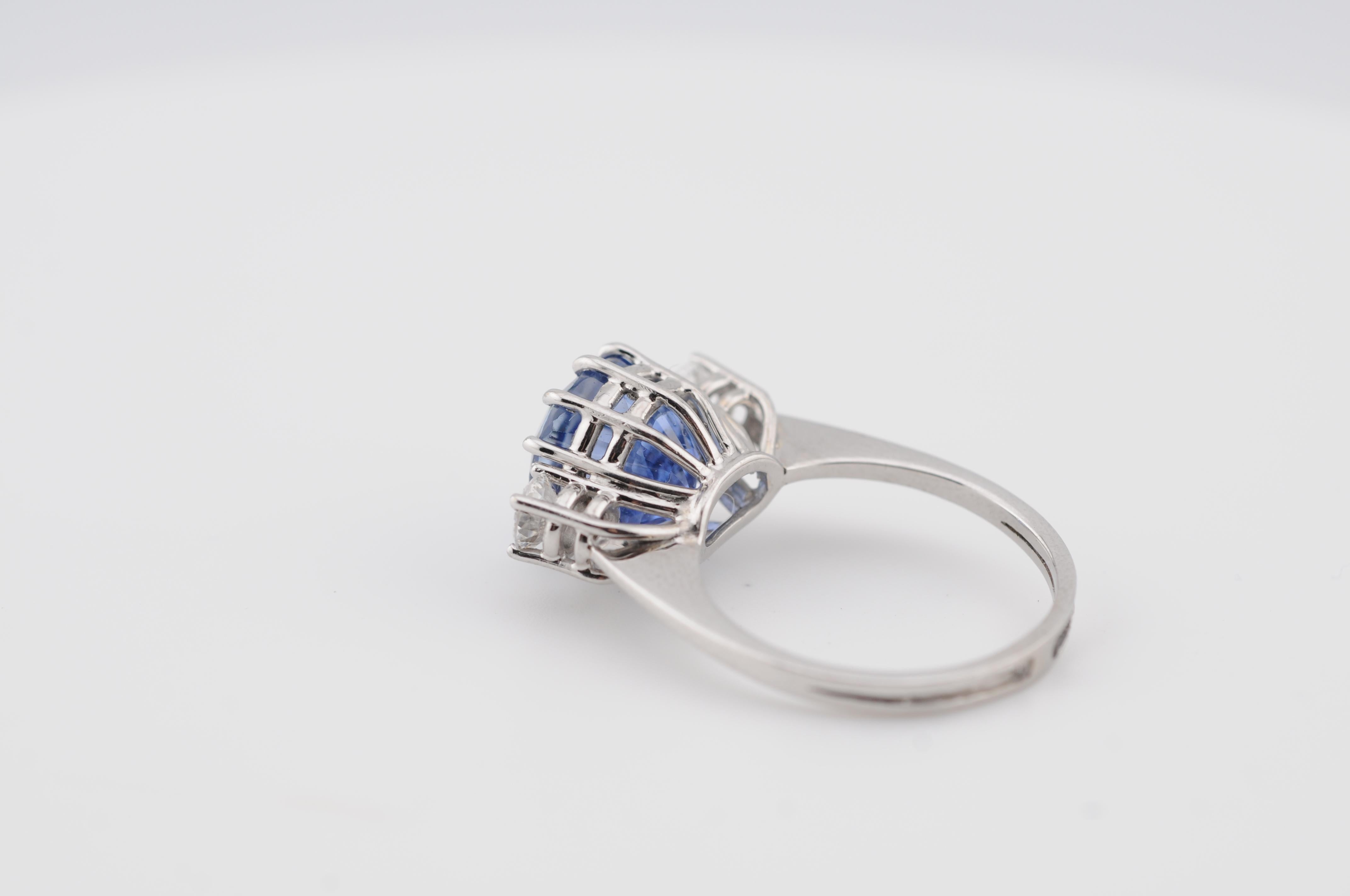 Taglio ovale Natural Ceylon Sapphire 4.5ct Ring with VVS1 F Diamonds DSEF Certifie in vendita