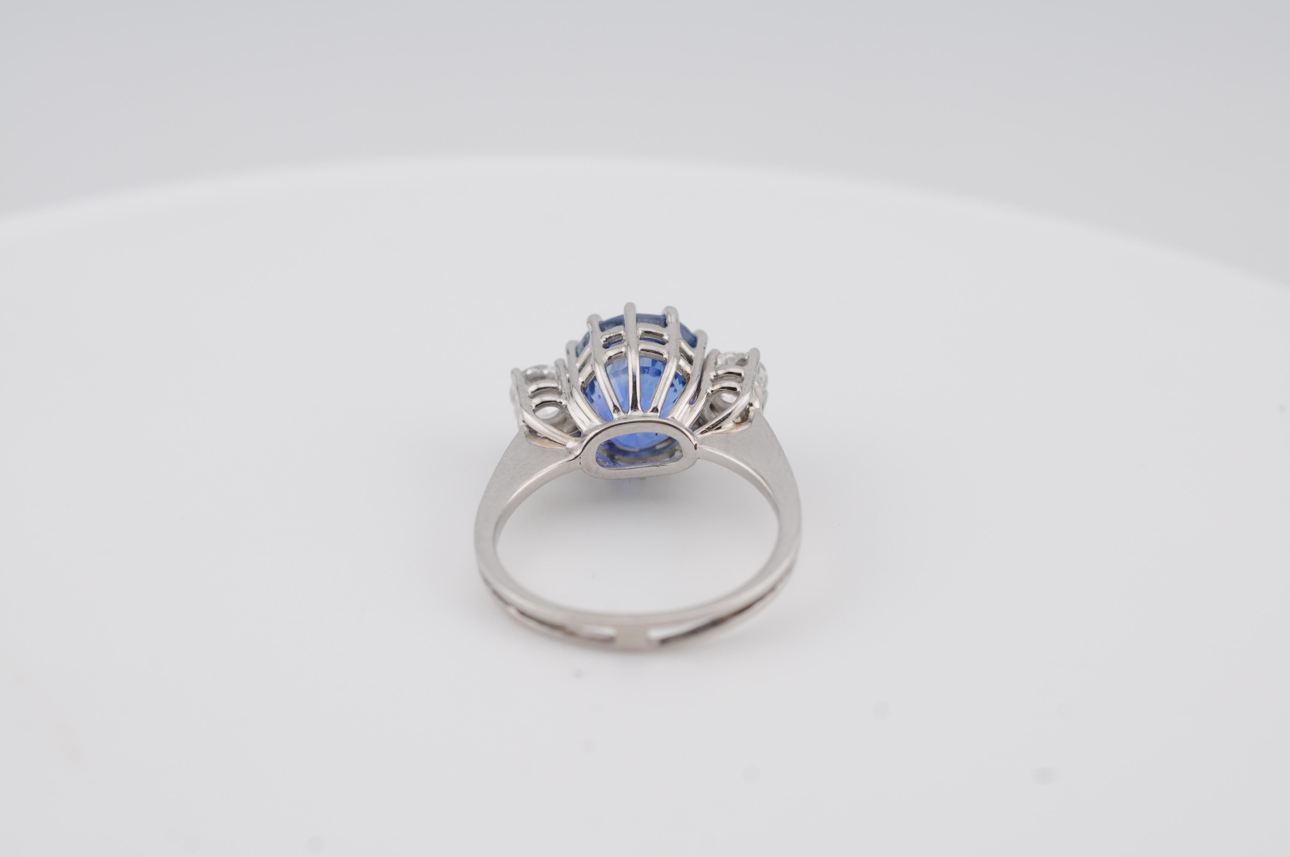 Natural Ceylon Sapphire 4.5ct Ring with VVS1 F Diamonds DSEF Certifie In condizioni buone in vendita a Berlin, BE