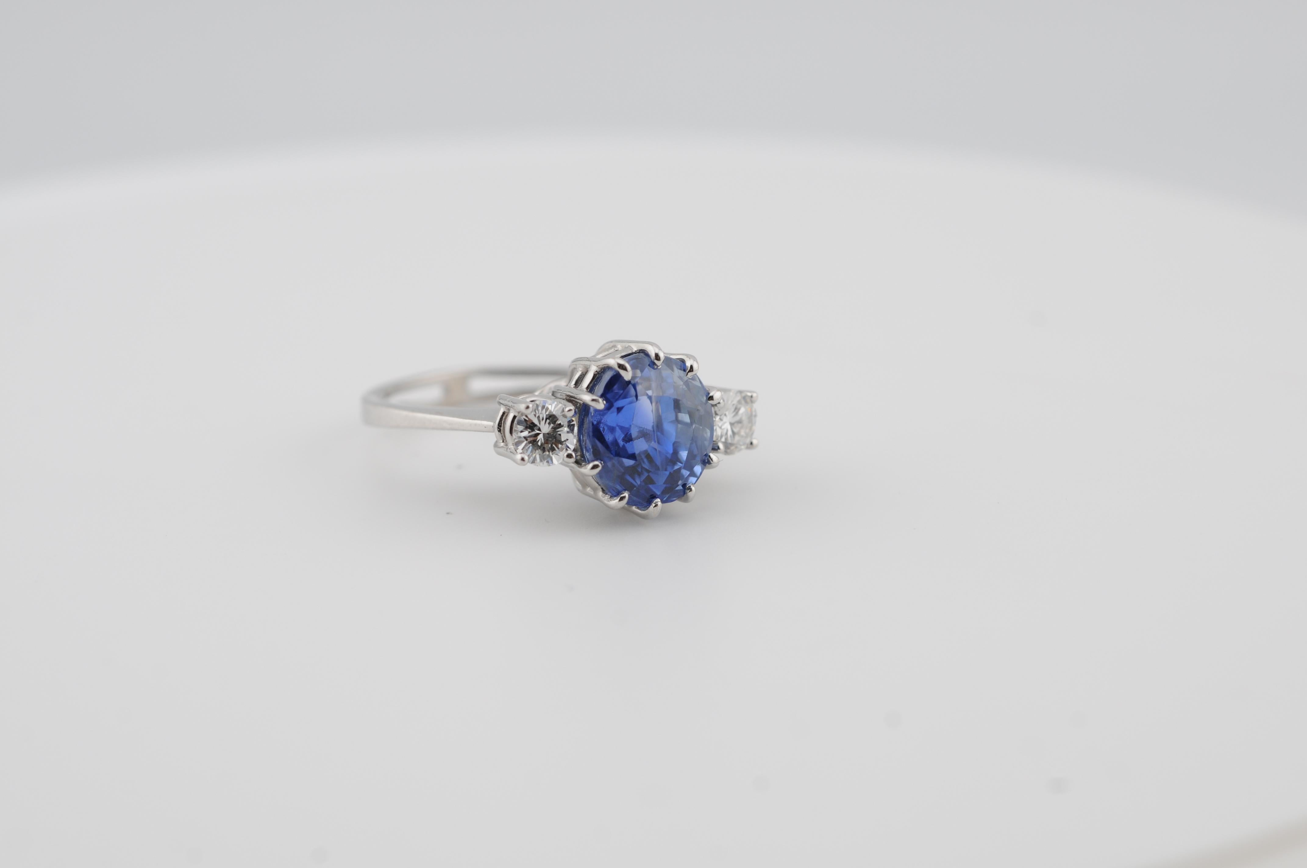 Natural Ceylon Sapphire 4.5ct Ring with VVS1 F Diamonds DSEF Certifie in vendita 3