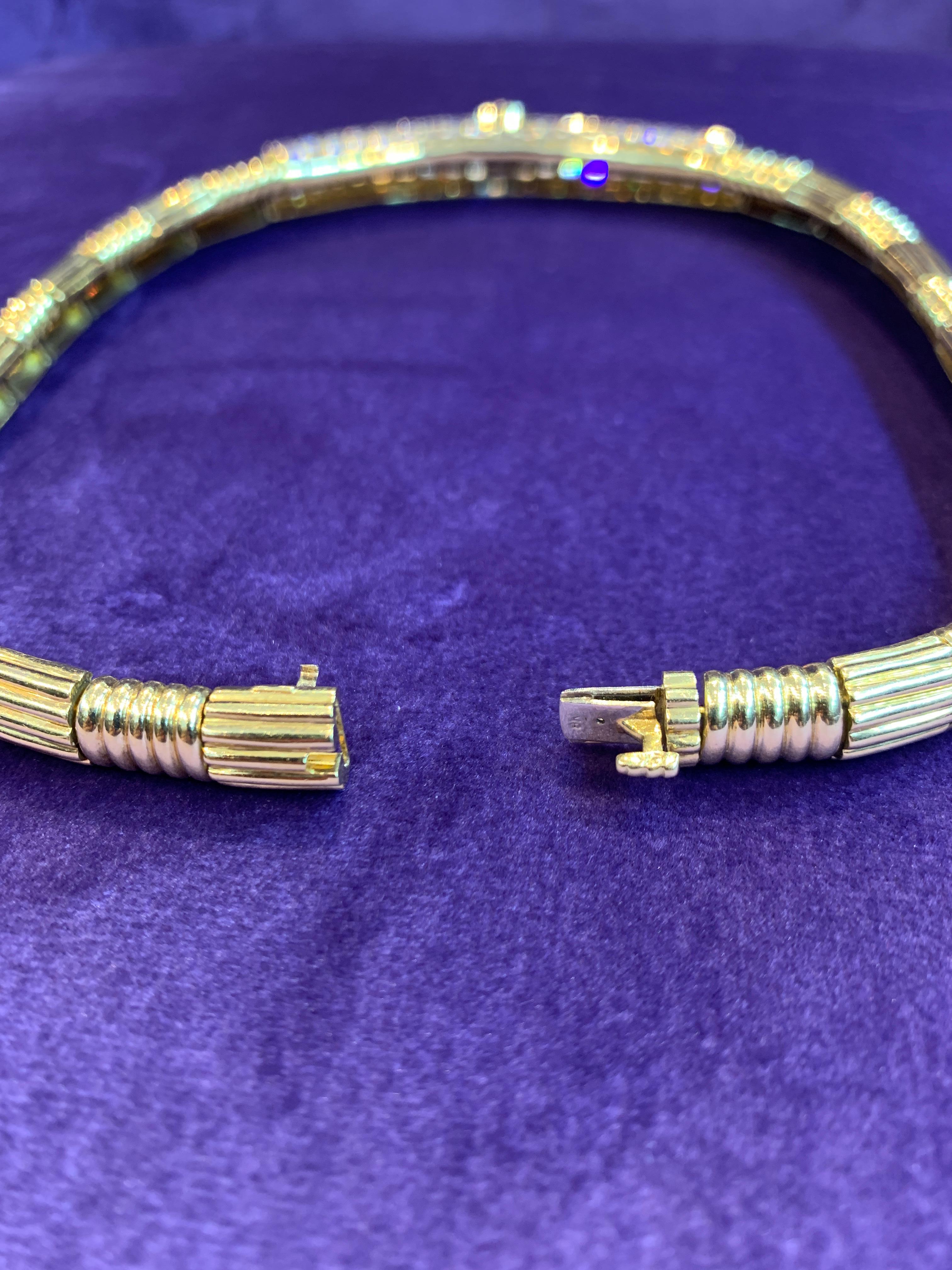 da uomo o donna Collana d'oro con zaffiro naturale di Ceylon e diamanti in vendita