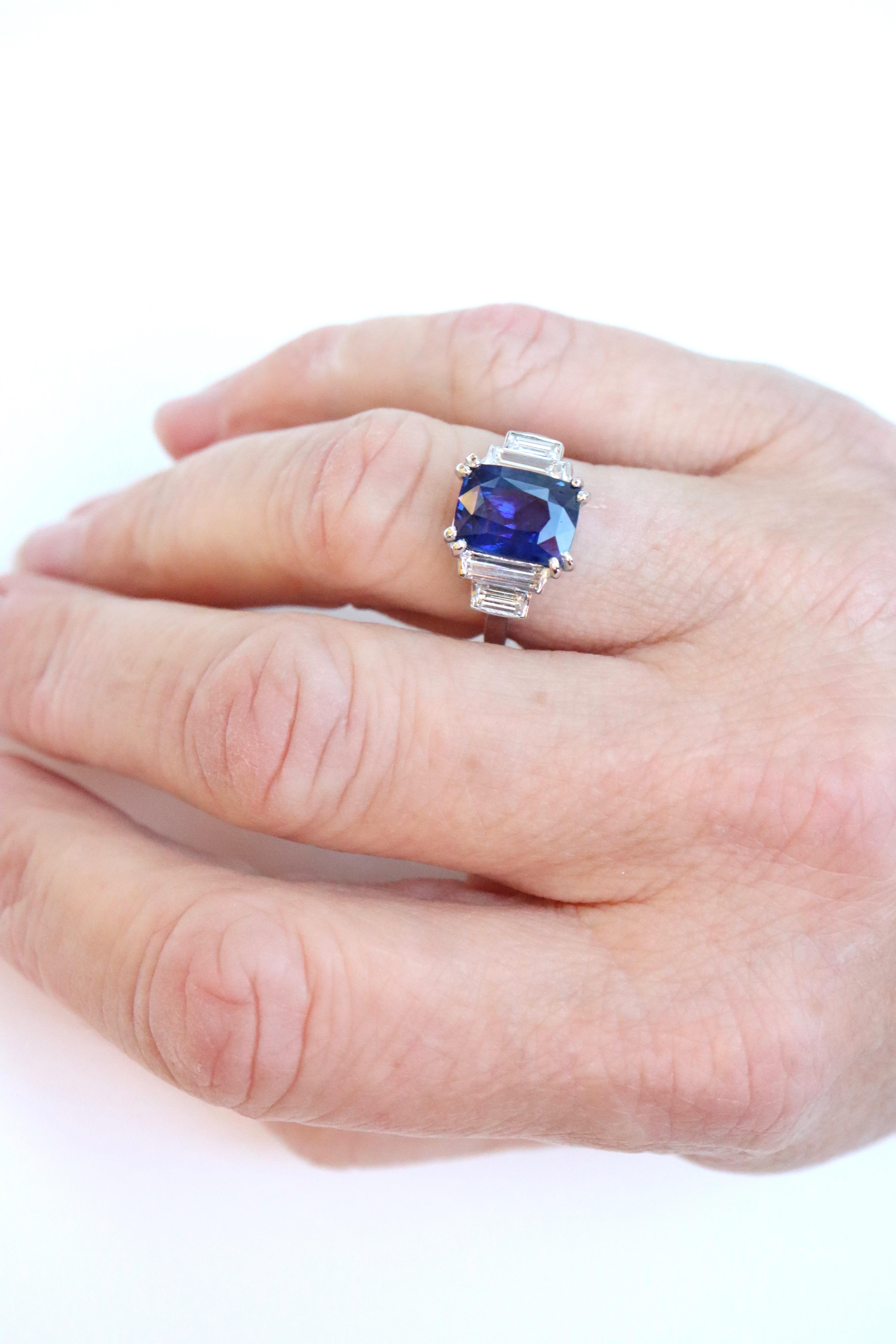 Women's Natural Ceylon Sapphire Ring 4.59 Carat 18 Carat White Gold with Diamonds For Sale