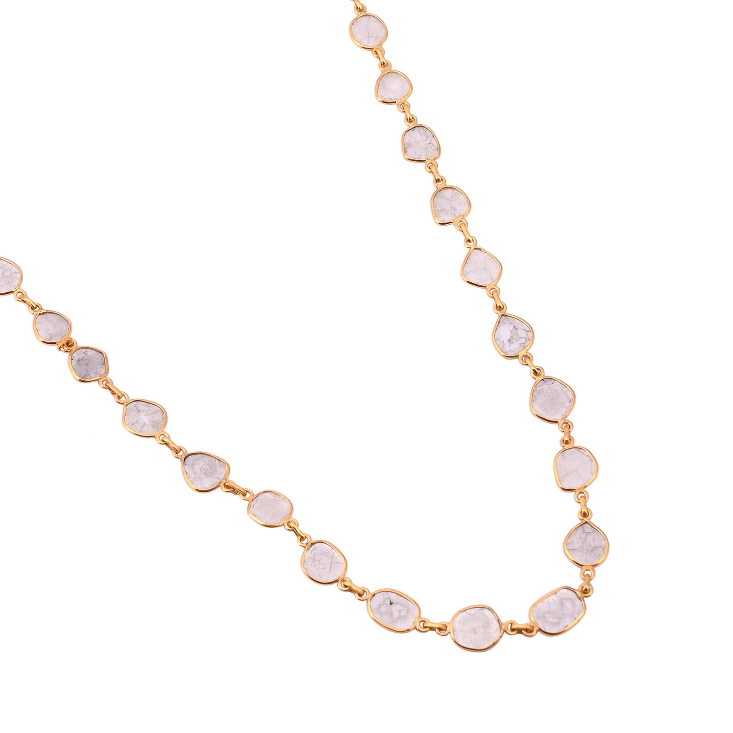 Se trata de un collar de cadena de diamantes naturales en oro de 18 quilates. Los diamantes de muy buena calidad la claridad es vsi y el color G

Diamante :5,20 quilates
oro : 7.260 gm

Se trata de una pieza totalmente nueva

. Es muy difícil de