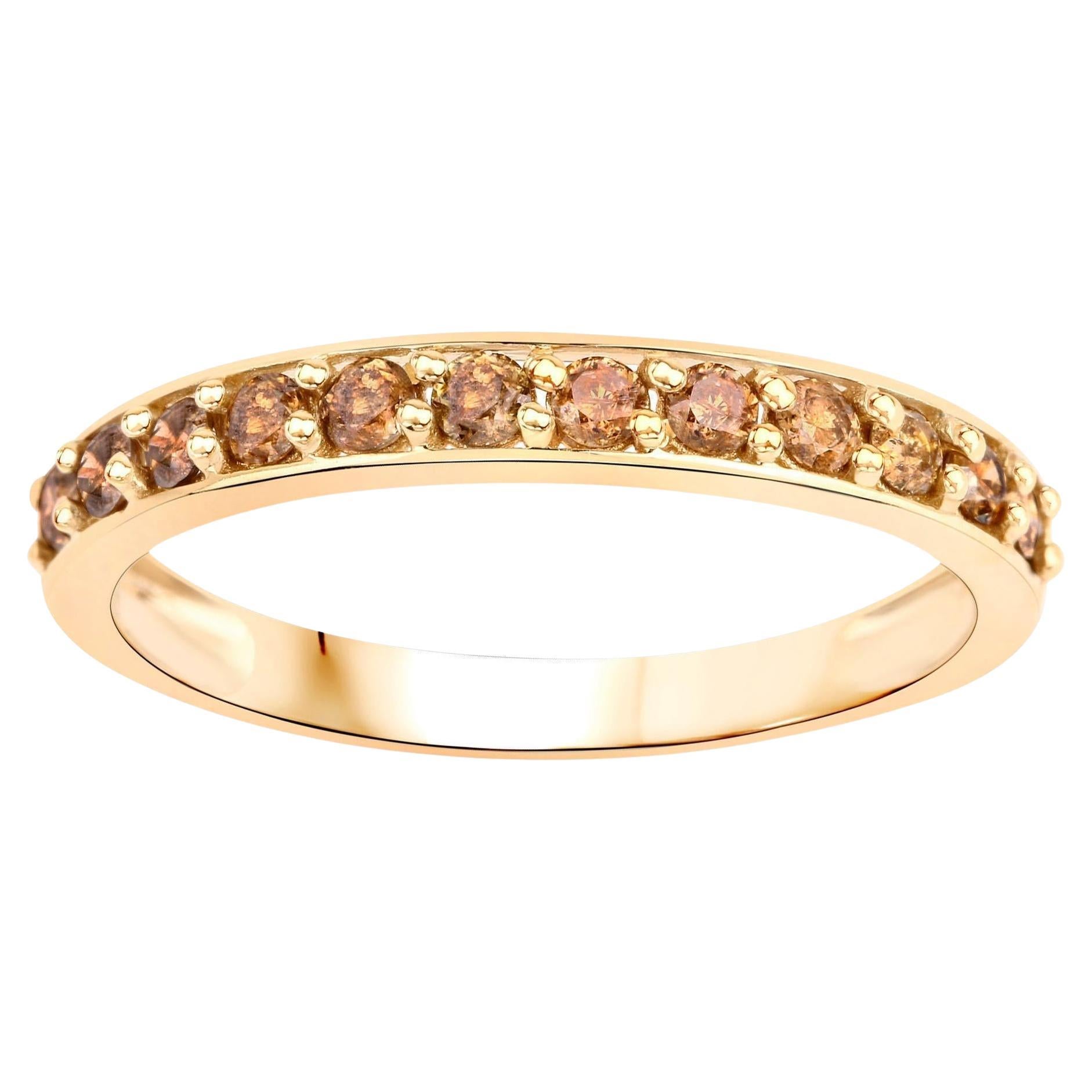 Media alianza de oro amarillo de 14 quilates con diamante champán natural