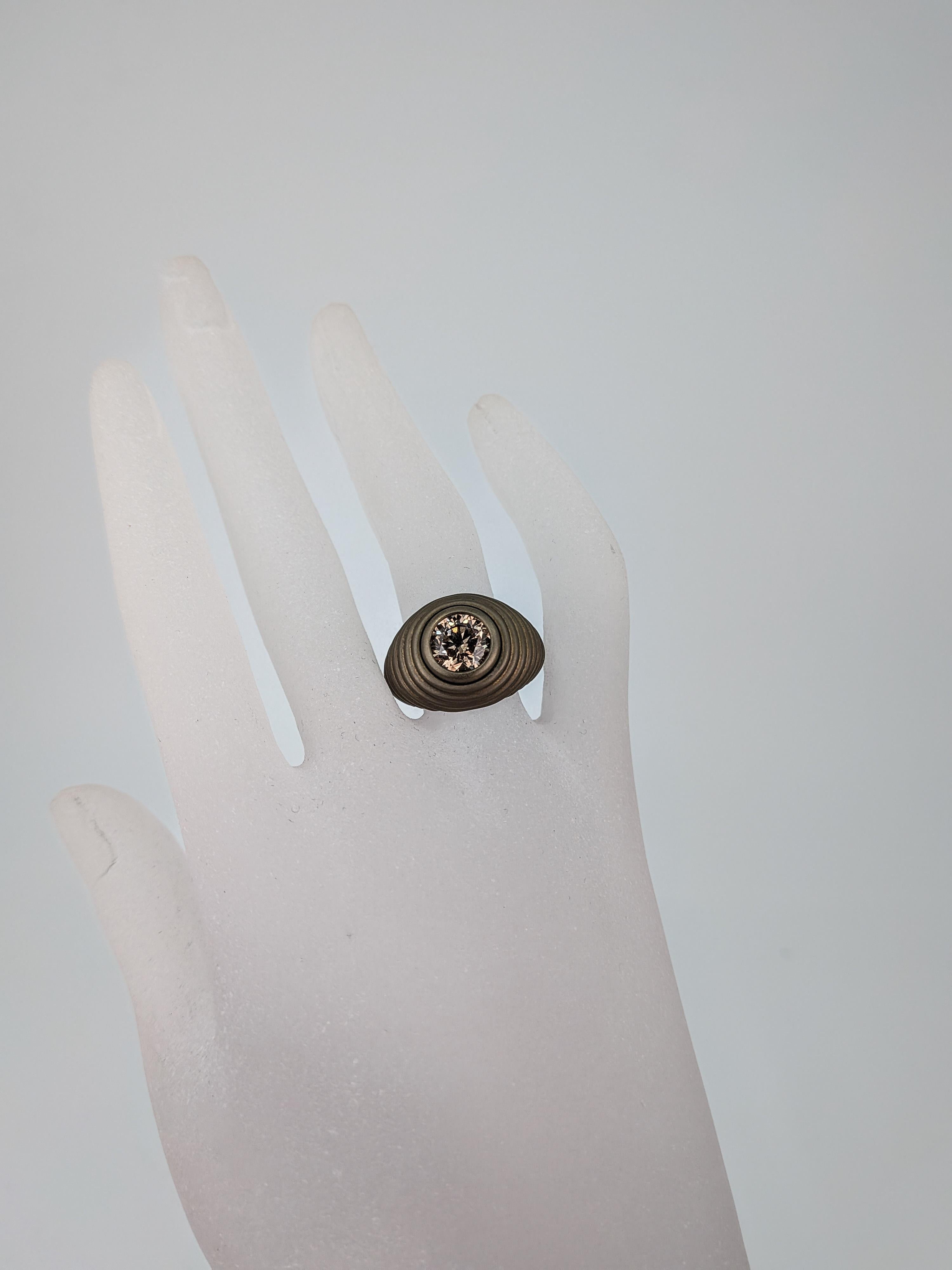 Bague en titane doré avec diamant en champagne naturel par MXHM en vente 4