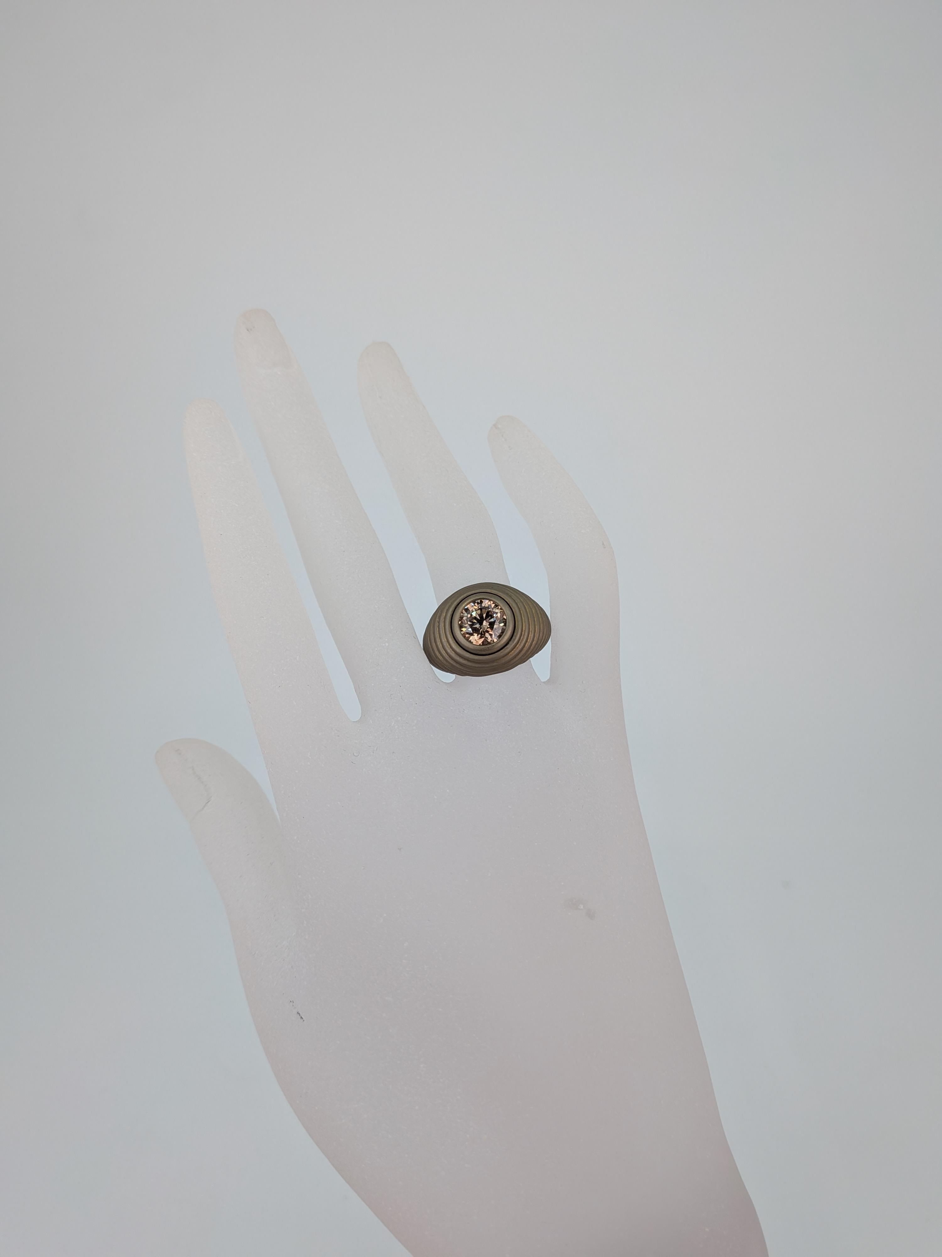 Bague en titane doré avec diamant en champagne naturel par MXHM en vente 6