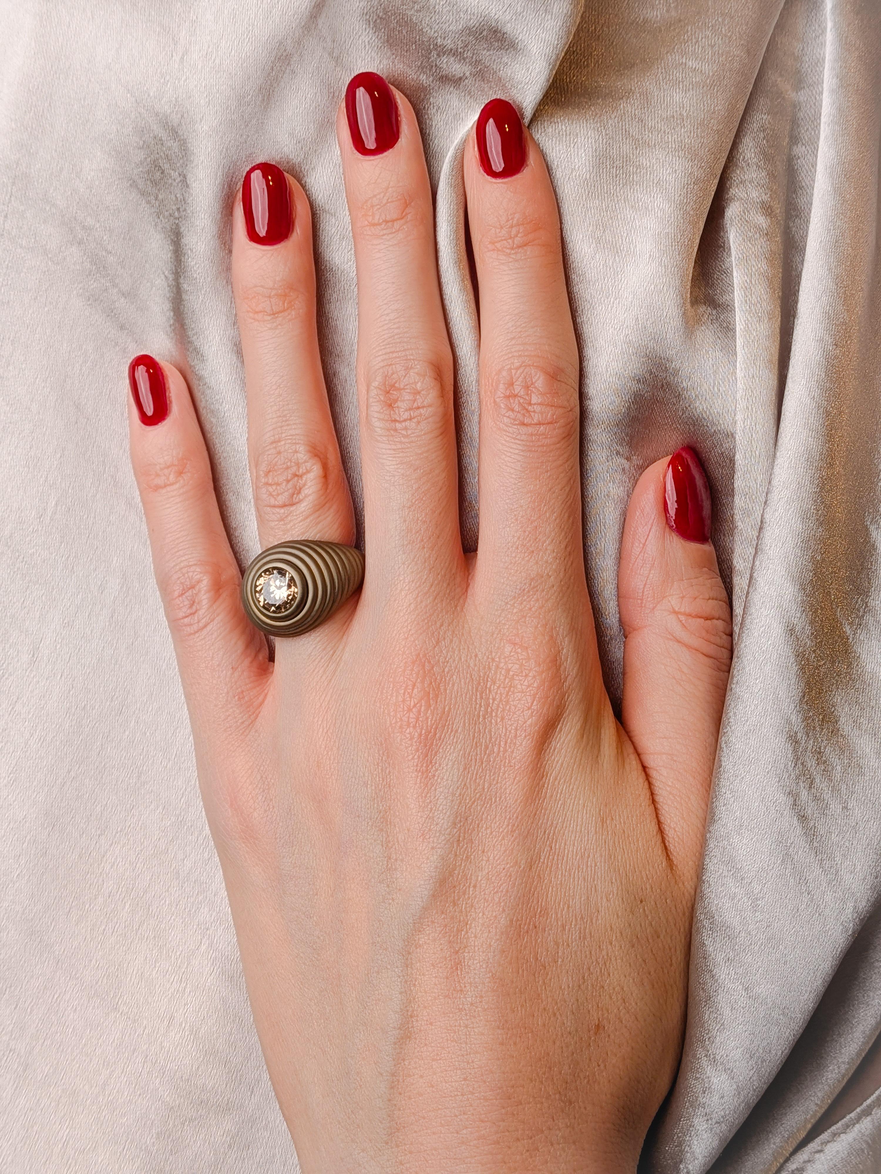 Contemporain Bague en titane doré avec diamant en champagne naturel par MXHM en vente