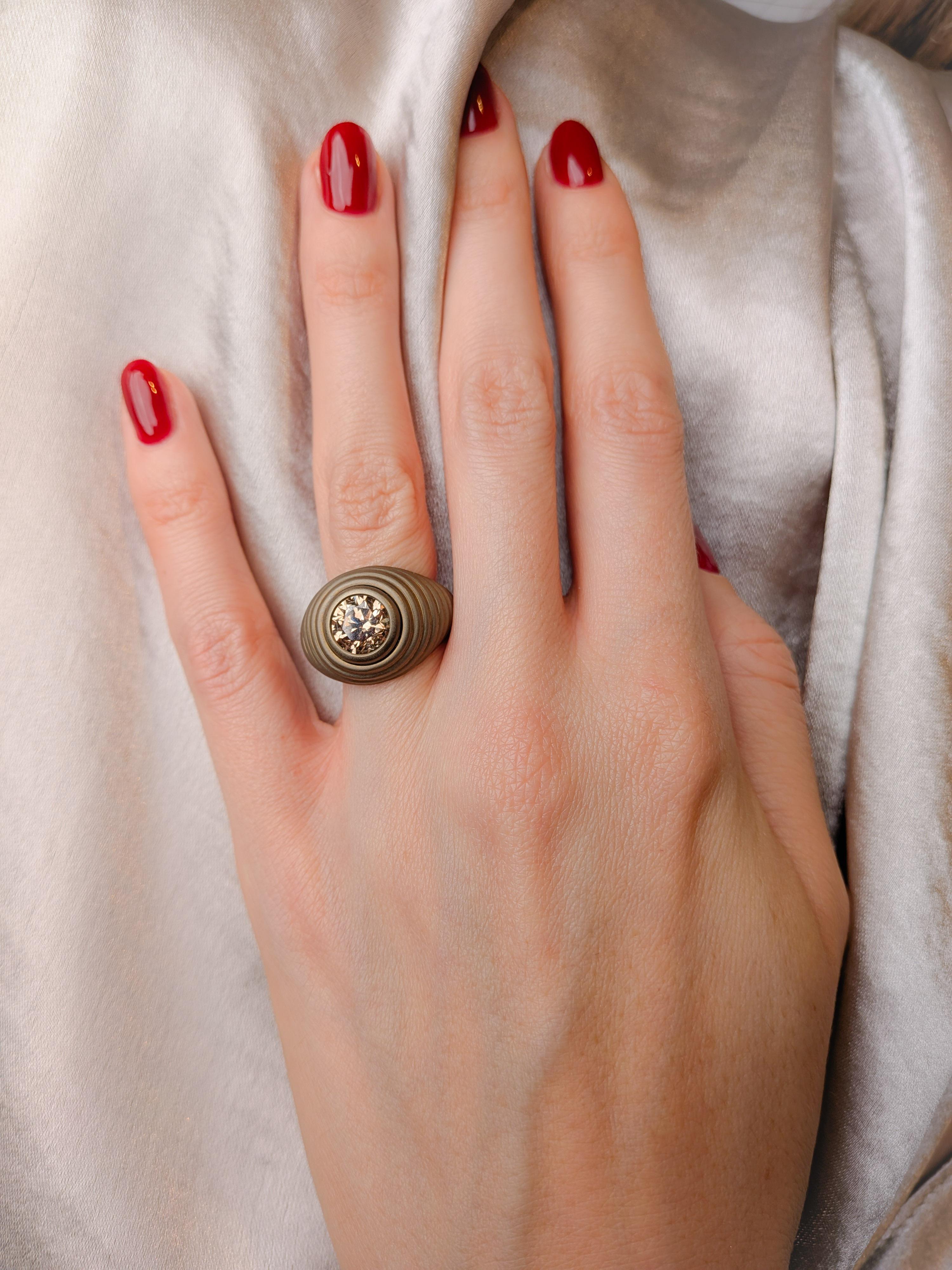 Taille brillant Bague en titane doré avec diamant en champagne naturel par MXHM en vente