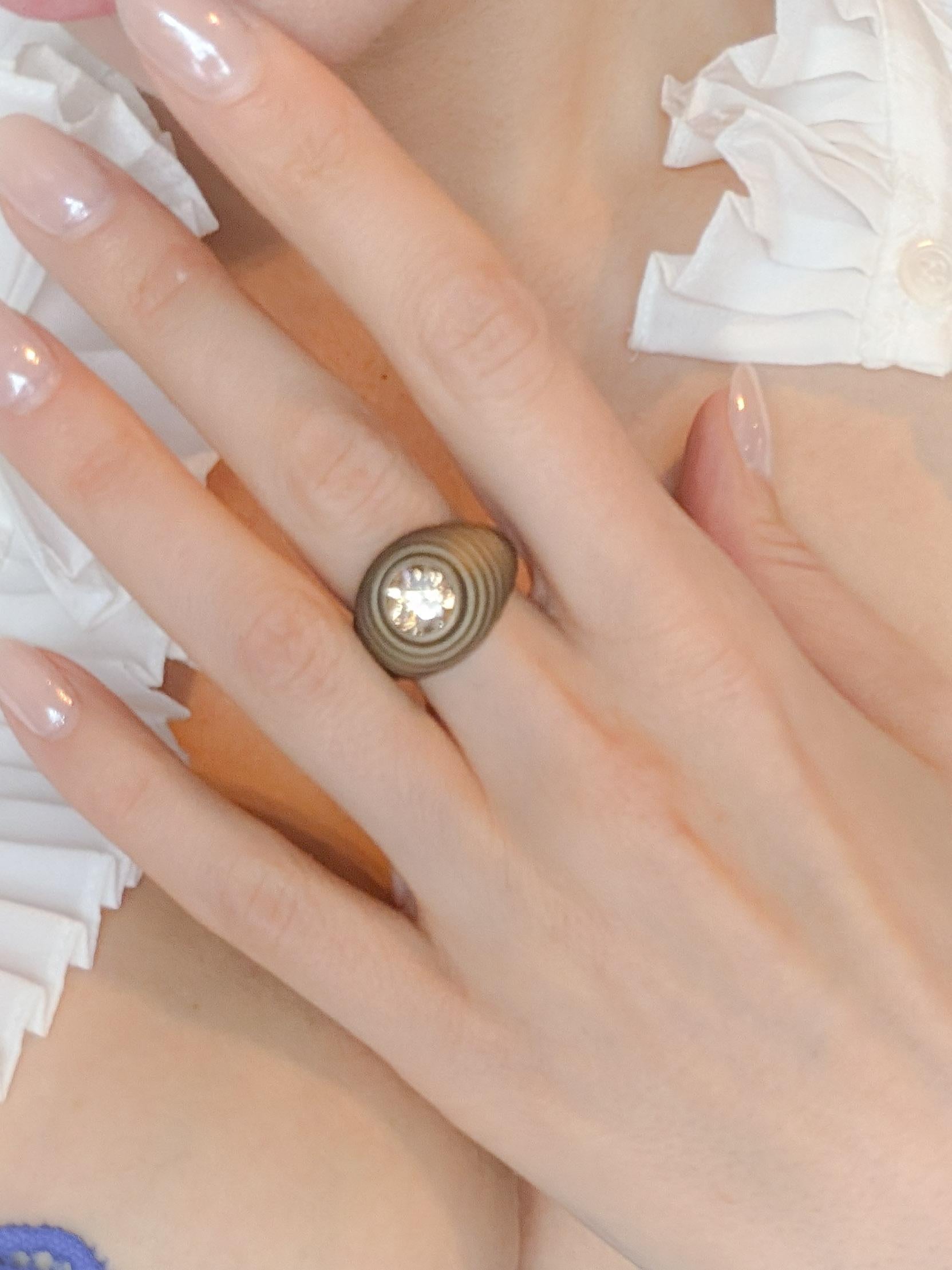Bague en titane doré avec diamant en champagne naturel par MXHM Unisexe en vente