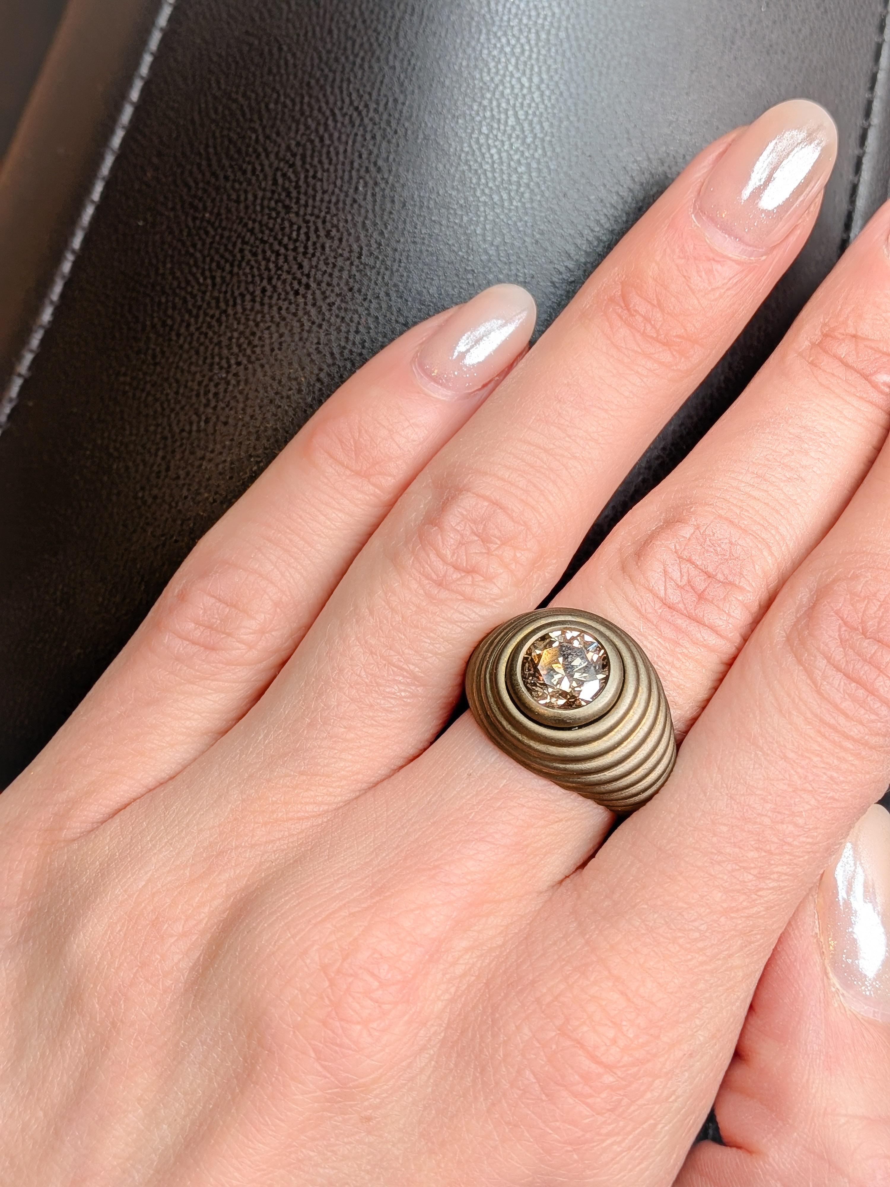 Bague en titane doré avec diamant en champagne naturel par MXHM en vente 1