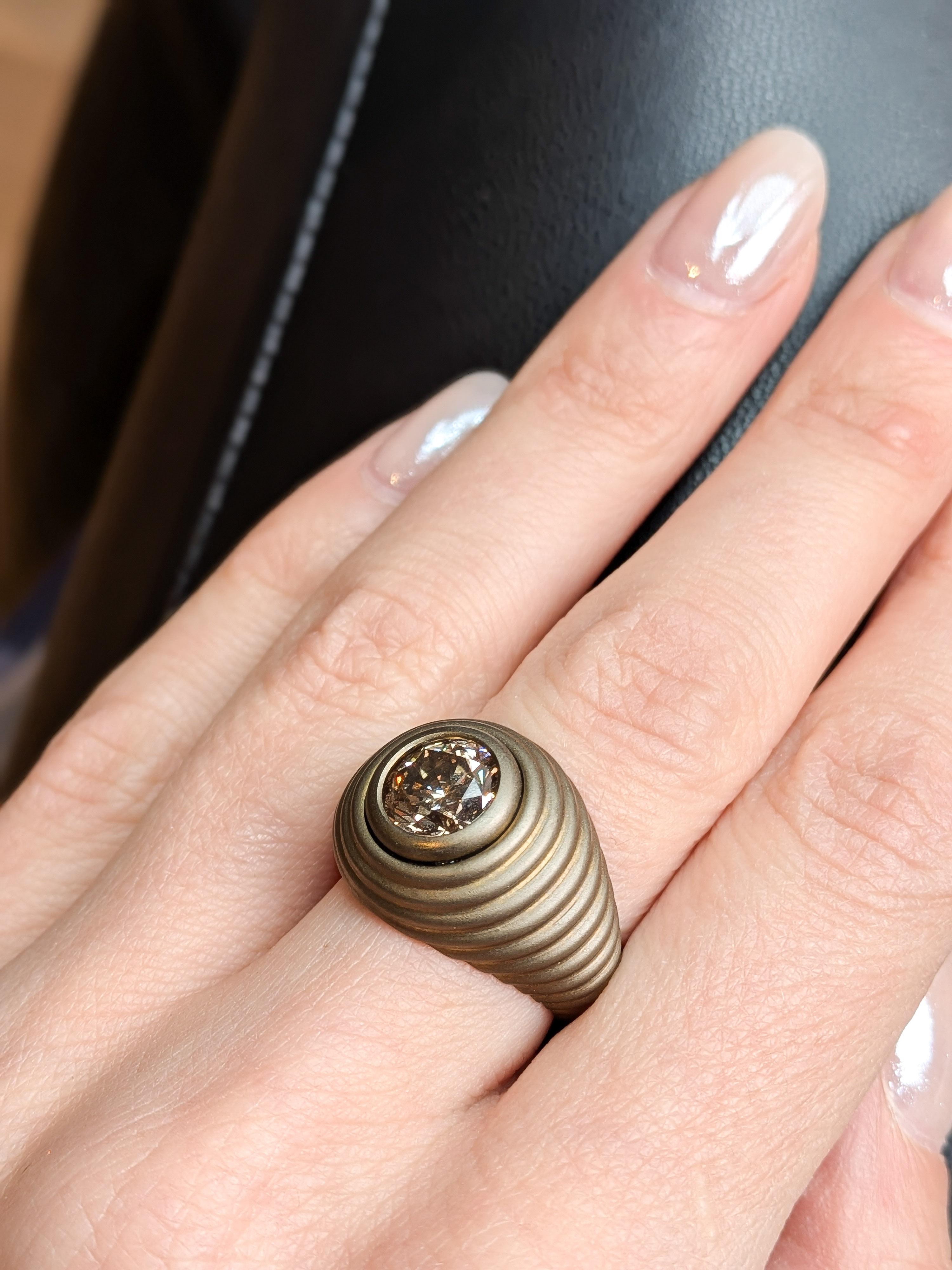 Bague en titane doré avec diamant en champagne naturel par MXHM en vente 2