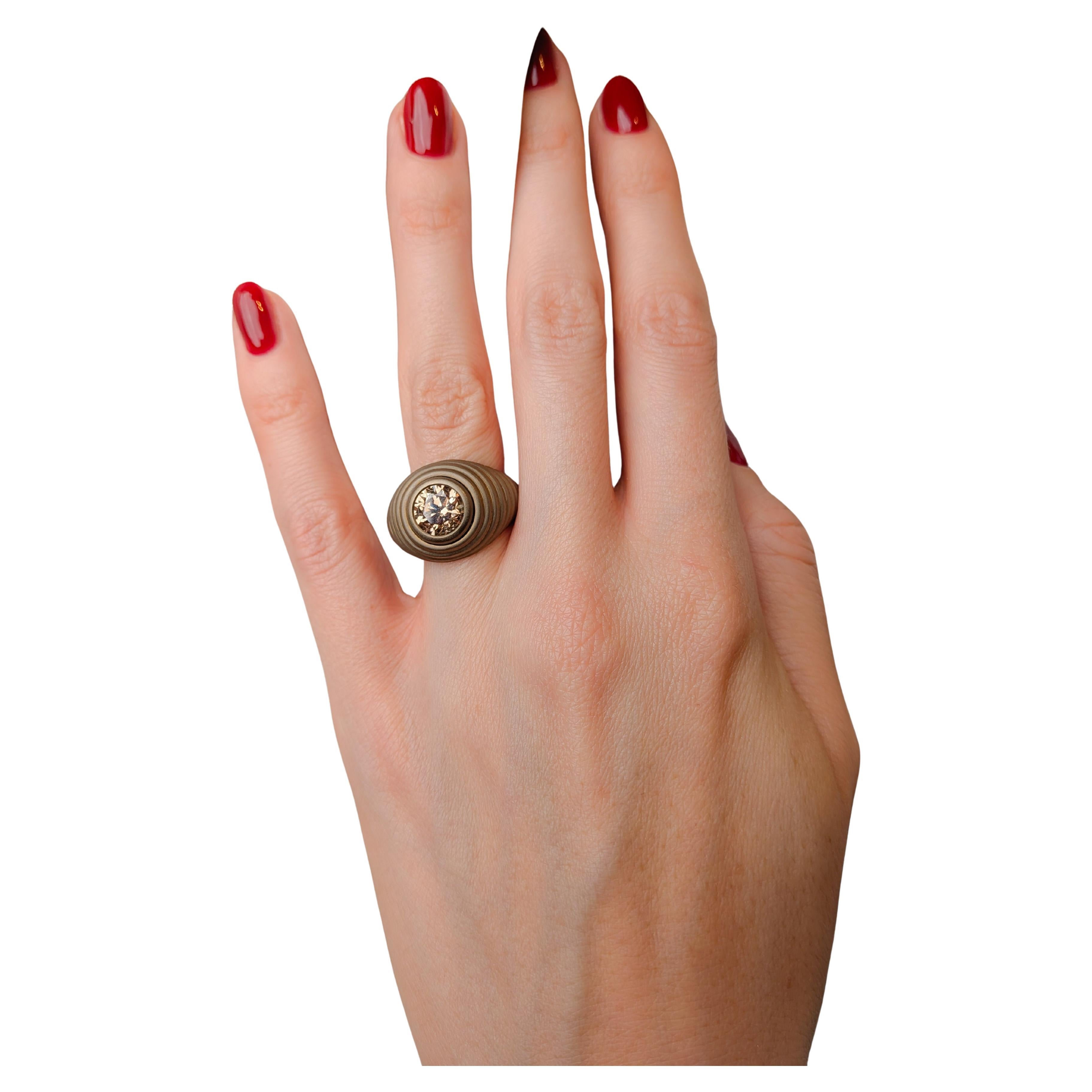 Bague en titane doré avec diamant en champagne naturel par MXHM en vente