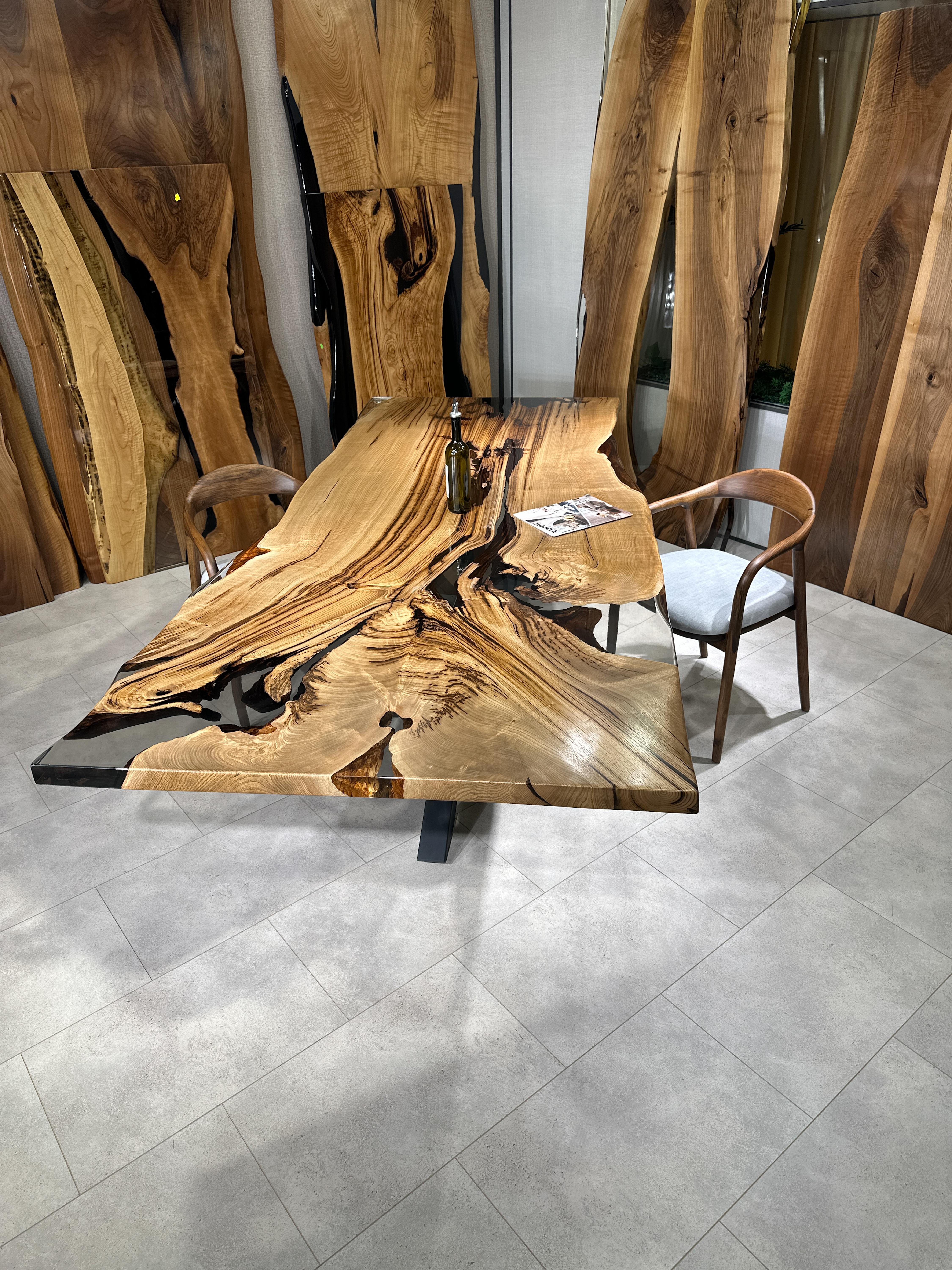 Table de salle à manger en résine époxy claire sur mesure en châtaignier 

Cette table est fabriquée en bois de châtaignier vieux de 500 ans. Les veines et la texture du bois décrivent l'aspect d'un bois de noyer naturel.
Elle peut être utilisée