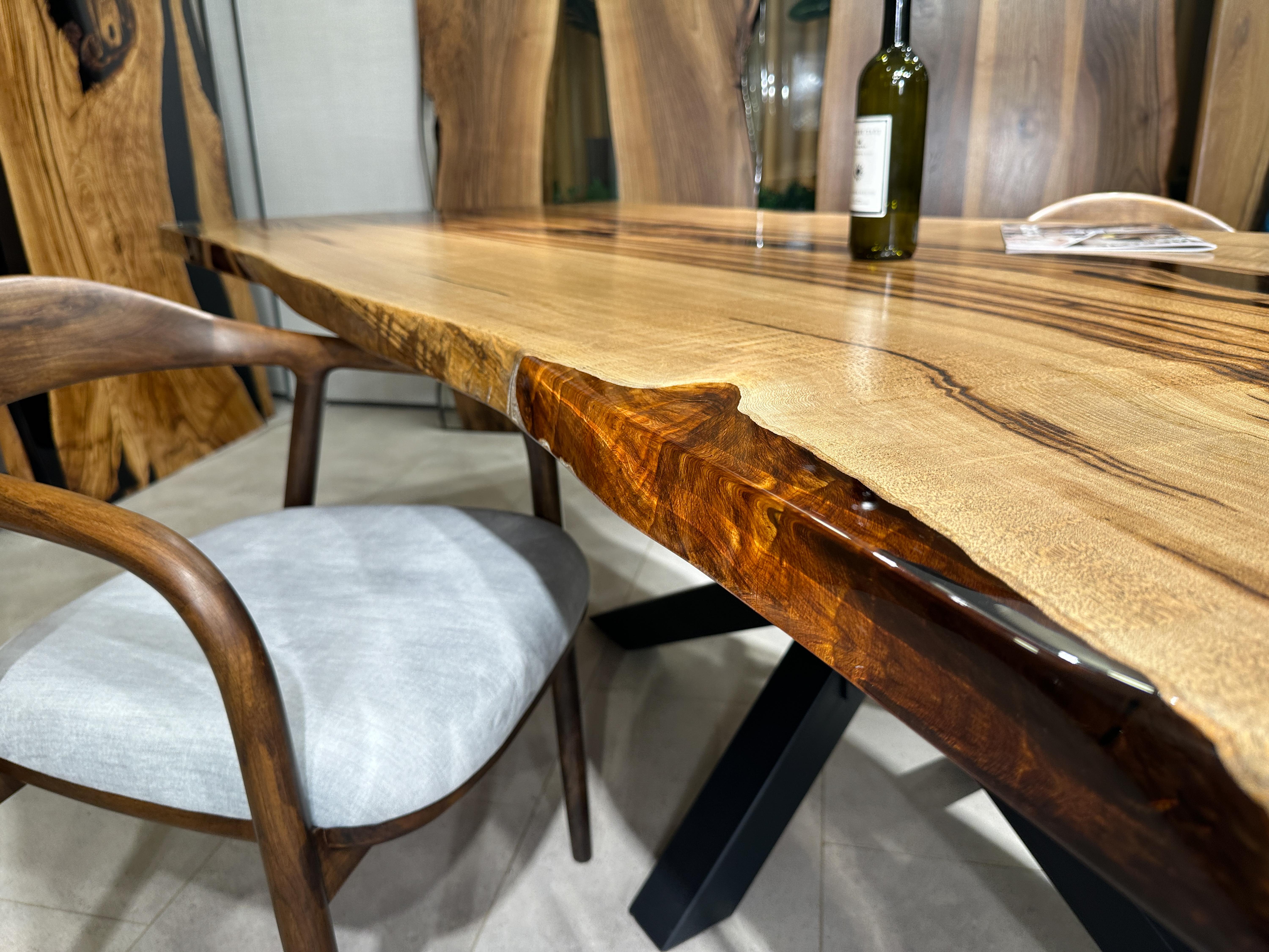 Arts and Crafts Table de salle à manger en bois Light Wood en résine époxy Châtaignier Naturel en vente
