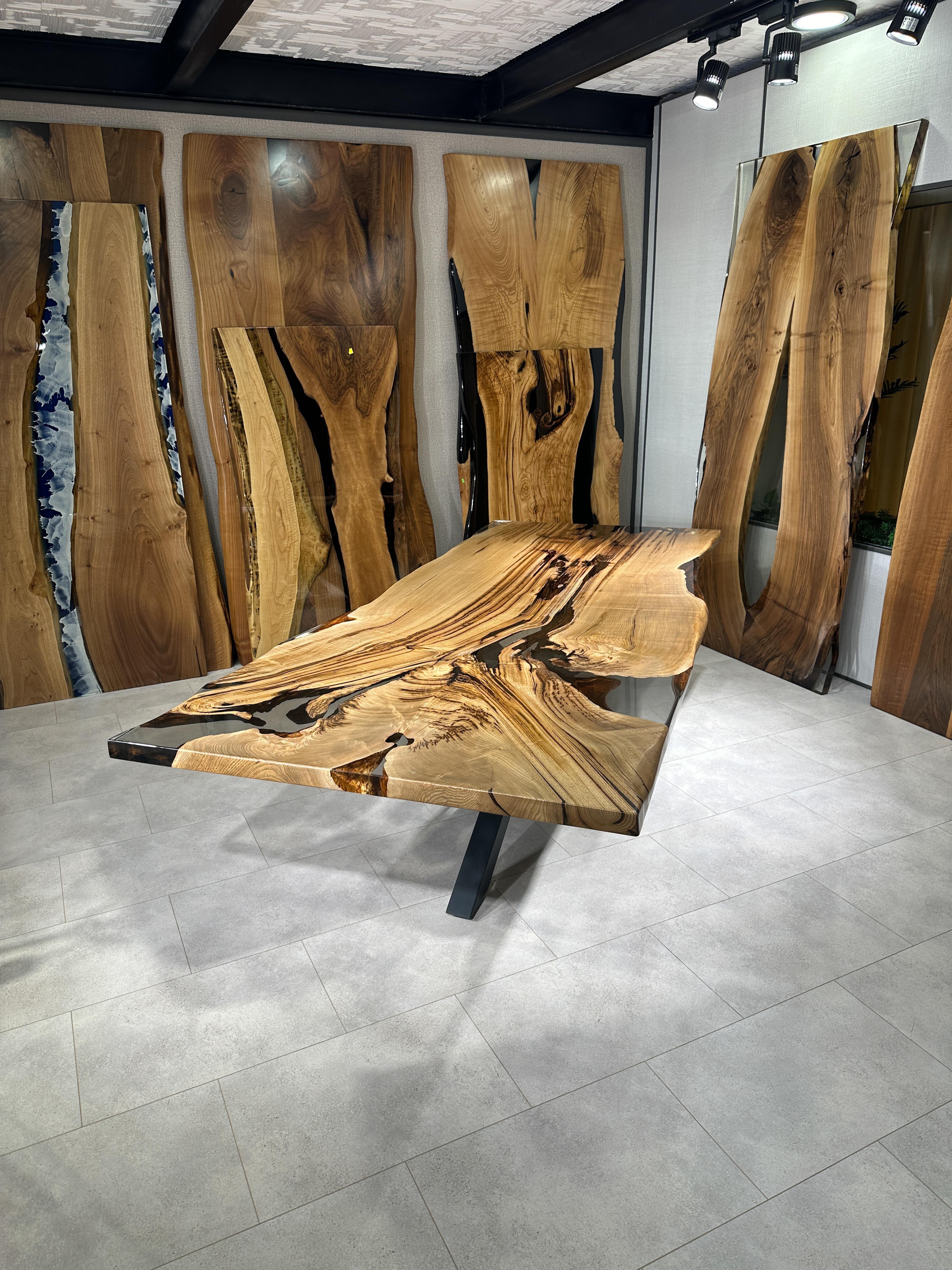 Travail du bois Table de salle à manger en bois Light Wood en résine époxy Châtaignier Naturel en vente
