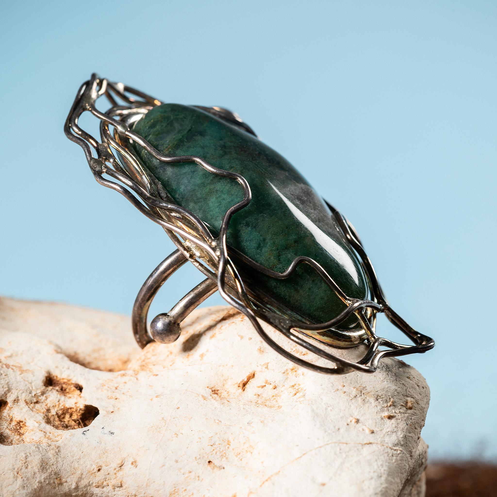 Anello Artistry, 100% fatto a mano in Italia con pietre semi-preziose di alta qualità.
Un anello di design fatto a mano, realizzato da maestri orafi italiani presso i laboratori Intini.

Montatura artistica in argento per una crisocolla unica con