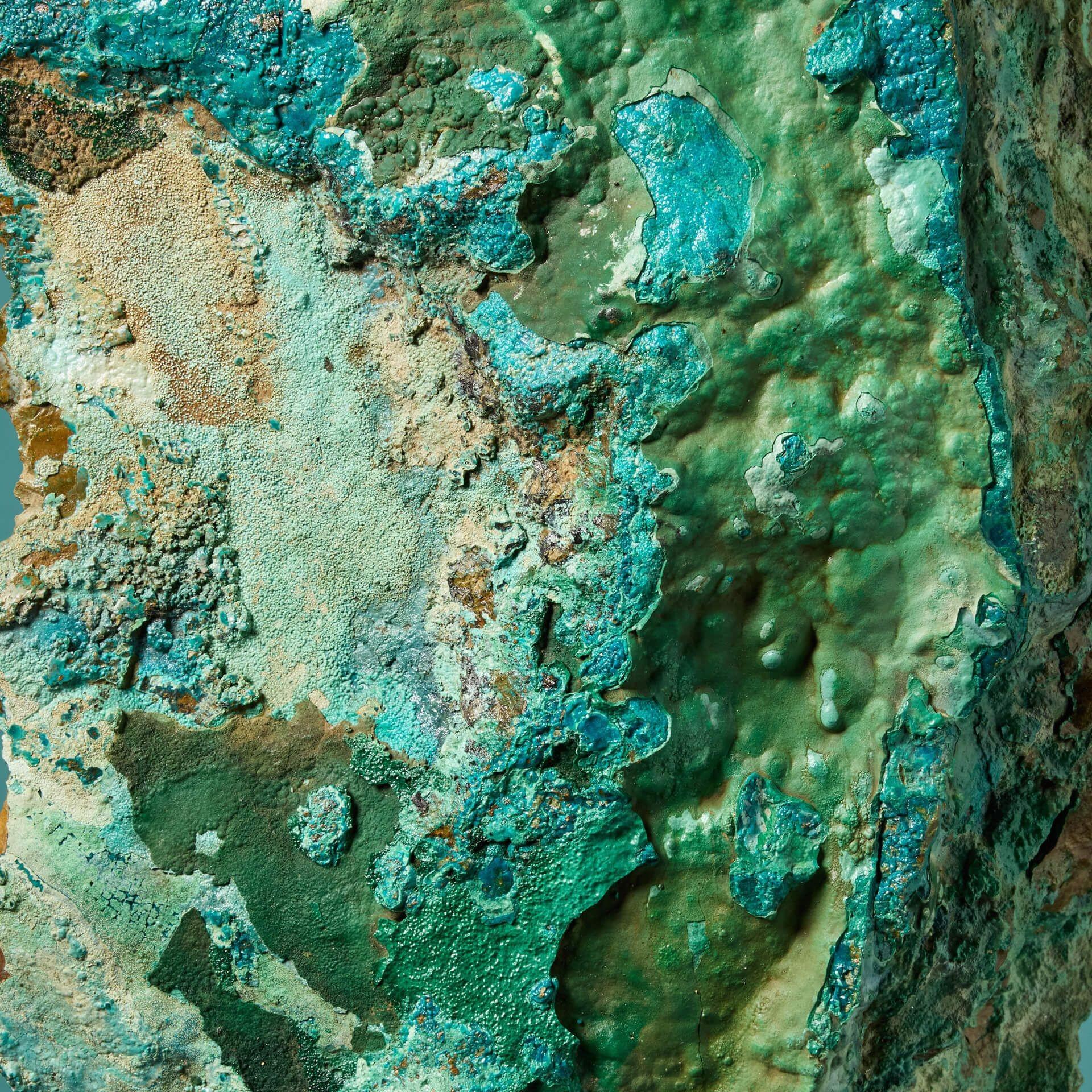 A large scale natural chrysocolla malachite specimen originating from Congo. A rare find, some of the world’s finest malachite comes from Congo. This exceptional mineral has an irregular form that has been moulded by nature over thousands of years.