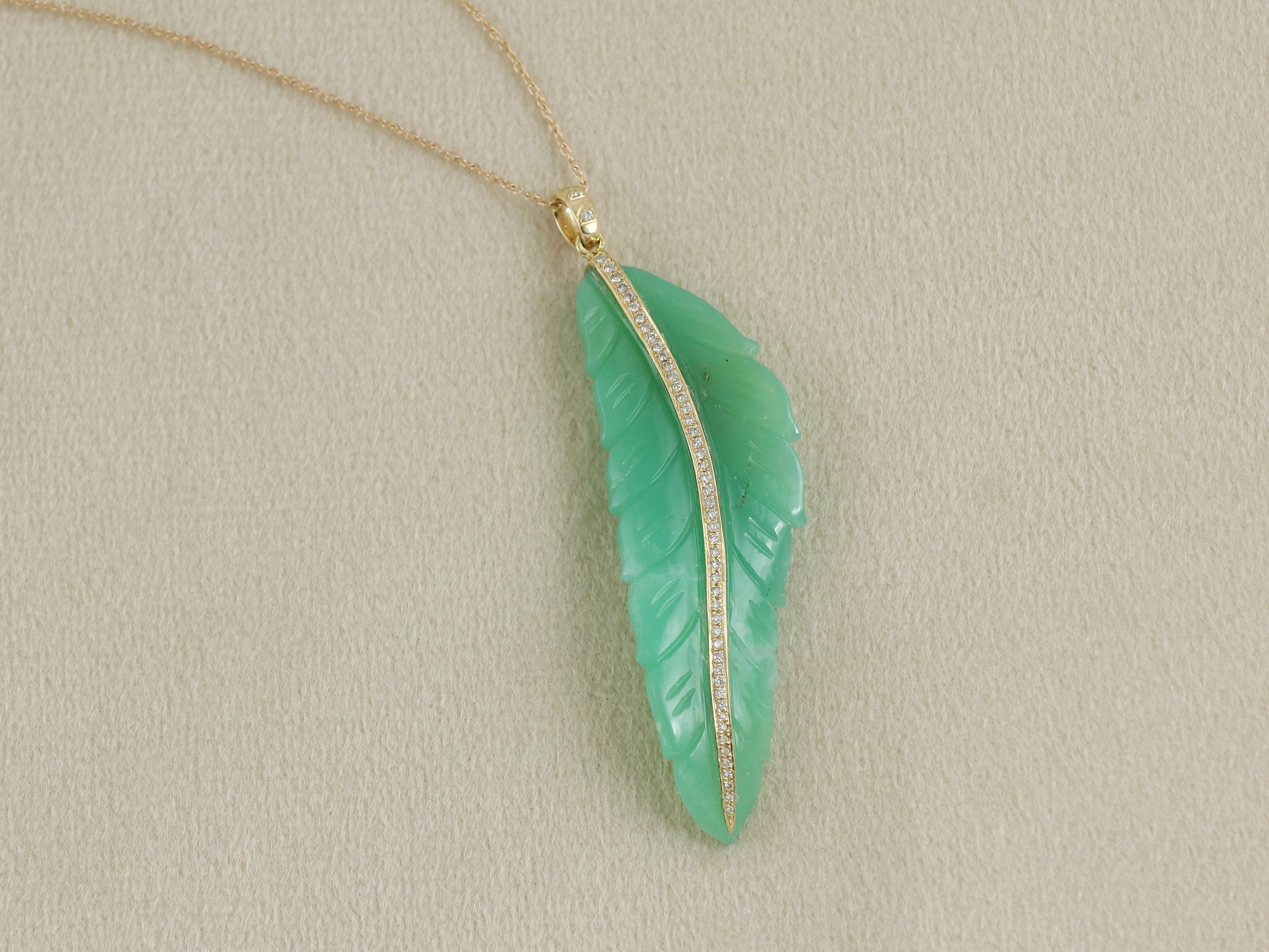 Questo ciondolo unico nel suo genere è interamente scolpito nel crisoprasio, famoso per le sue vibranti tonalità verdi. Il disegno della foglia è accentuato da una vena d'oro 18 carati, con diamanti naturali scintillanti. Poiché ogni foglia viene
