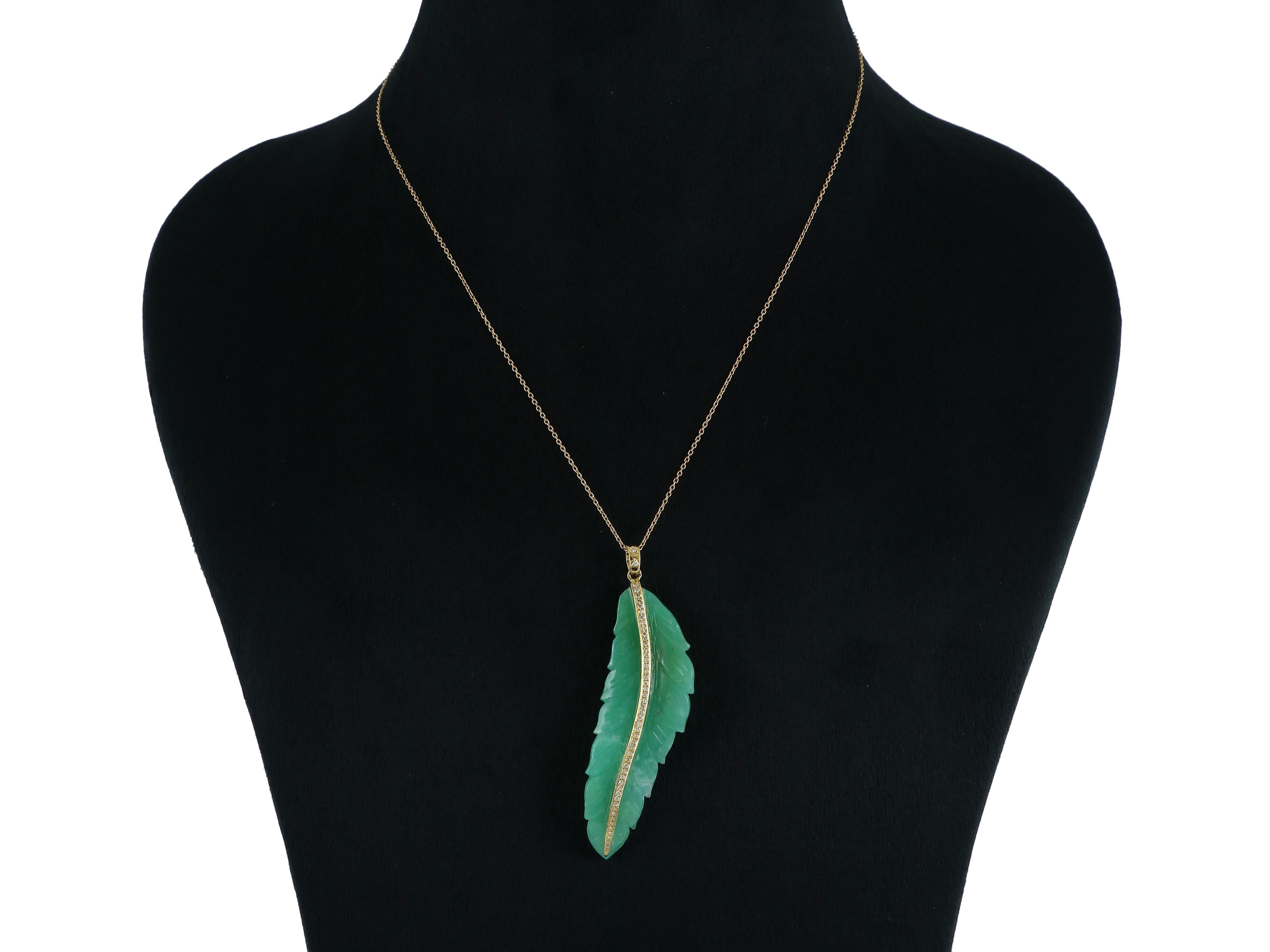 Ciondolo a forma di foglia di crisoprasio naturale con venatura di diamante in oro 18 carati in vendita 1