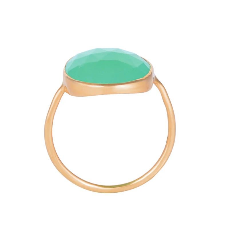 Ceci est un nouveau Chrysoprase Gemstone 18K Yellow Gold Cocktail Ring Women's Gift Jewelry. La chrysoprase est une pierre précieuse verte qui est un type de calcédoine. On le trouve en Australie, au Brésil et aux États-Unis. La Calle est parfois