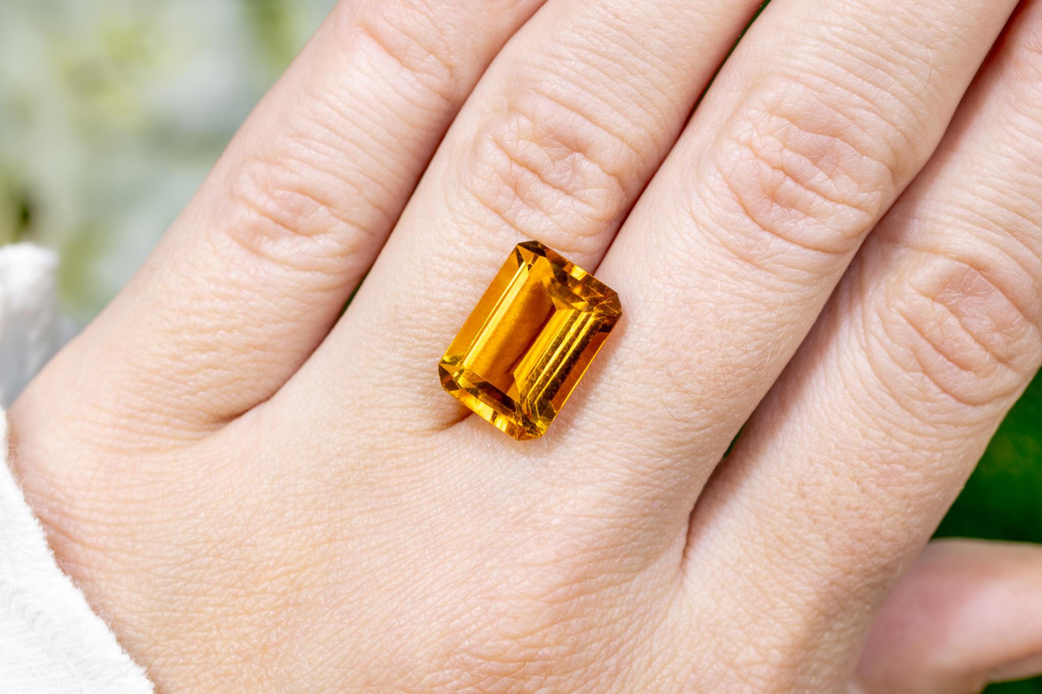 Cette exquise citrine Nature de 6,83 carats présente une taille émeraude raffinée, rehaussant sa clarté et sa profondeur grâce à des facettes en escalier envoûtantes. D'une riche teinte jaune d'or, cette pierre précieuse rayonne de chaleur et de