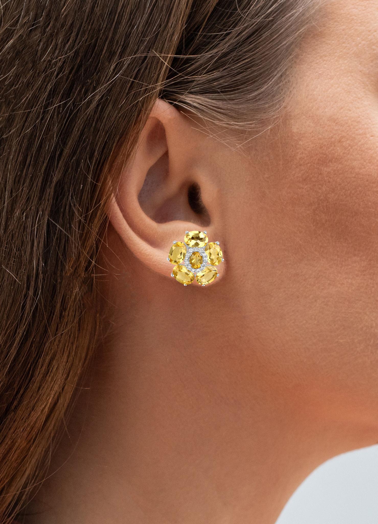 Il est accompagné d'une évaluation par la GIA GG/AJP.
Toutes les pierres précieuses sont naturelles 
12 Citrines  = 8,66 carats
26 Topaze blanche = 0,26 carats
Métal : argent sterling plaqué or blanc 18K
Poteau avec dos de friction
Longueur : 17.5 mm