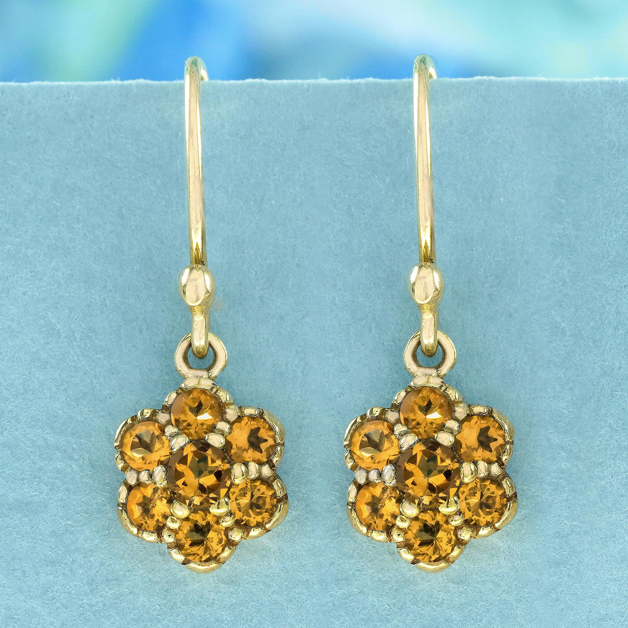 Erweitern Sie Ihre Schmucksammlung mit unseren floralen Tropfenohrringen aus massivem Gelbgold im Vintage-Stil mit natürlichem Citrin. Diese atemberaubenden Ohrringe zeichnen sich durch eine lebhafte Ansammlung natürlicher Citrin-Edelsteine aus, die