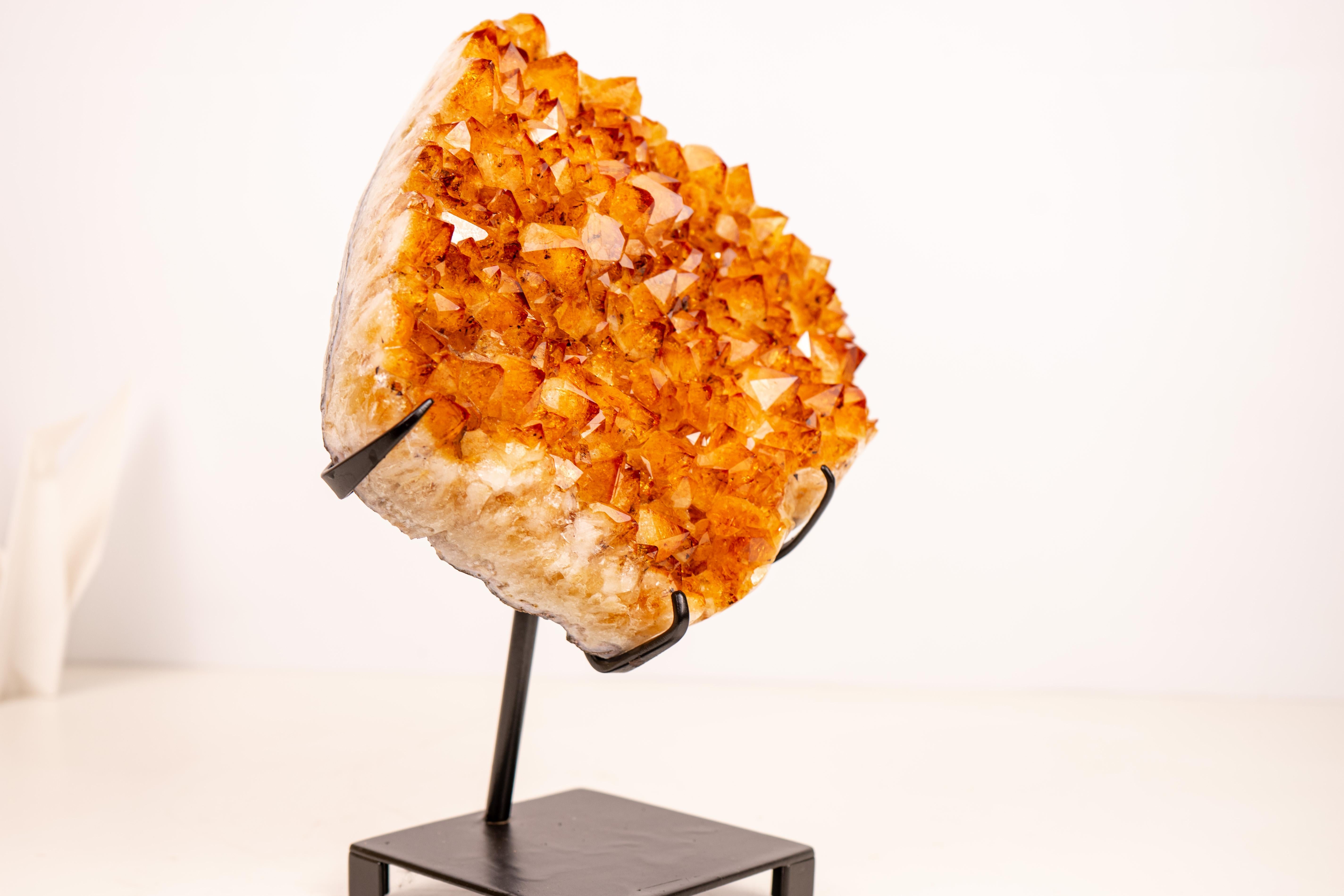 Brasiliano Cluster di Citrino naturale con Druzy arancione di grado AAA su piedistallo in vendita