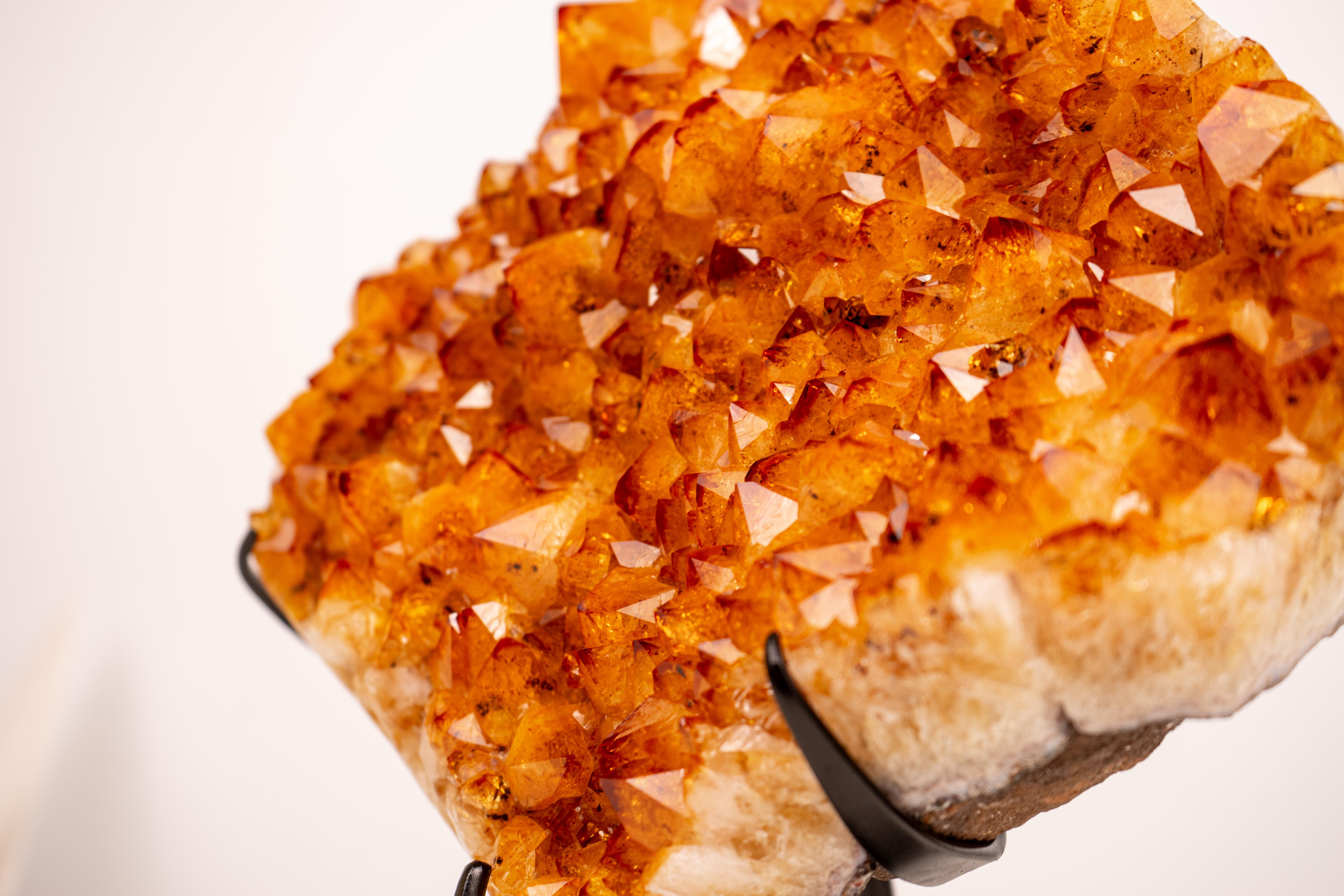 XXI secolo e contemporaneo Cluster di Citrino naturale con Druzy arancione di grado AAA su piedistallo in vendita