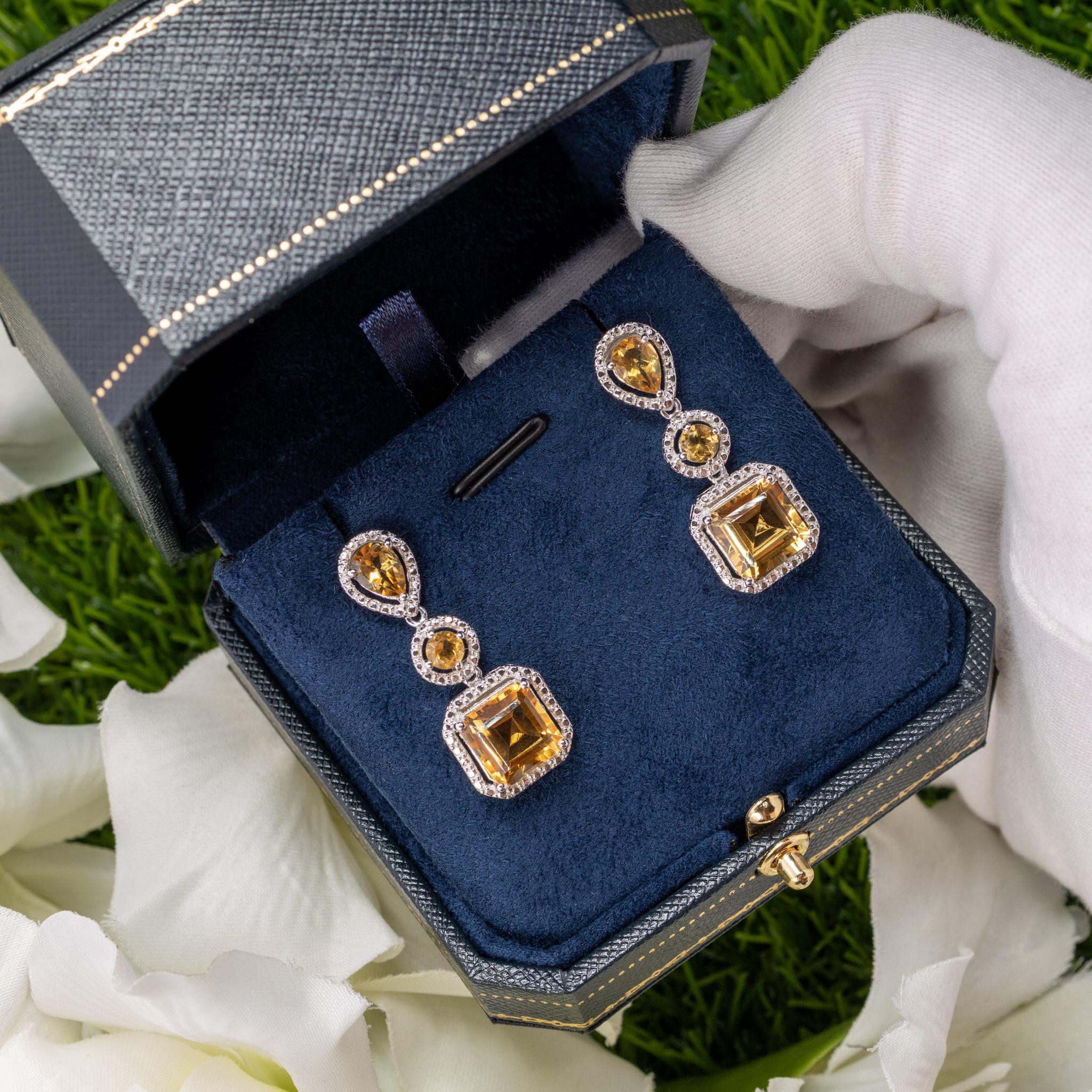 Il est accompagné d'une évaluation gemmologique par la GIA (GG/AJP).
Toutes les pierres précieuses sont naturelles
6 Citrines = 7.58 Carats
Métal : Argent sterling plaqué rhodium
Poteau avec dos de friction
Dimensions : 34 x 13 mm