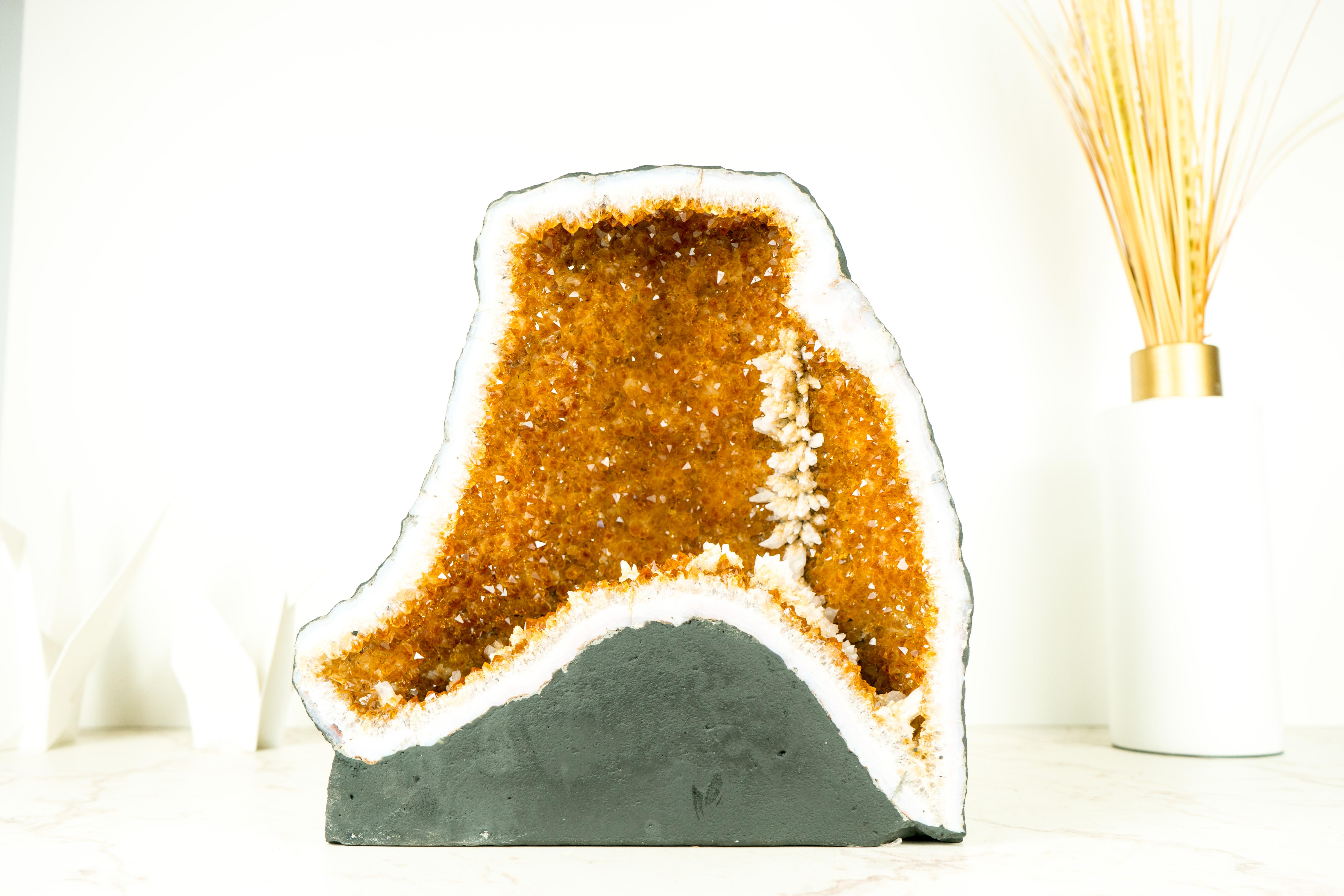 Natürlicher Citrin-Geode-Kave mit orangefarbenen Druzy-Kristallen und Calcite-Blumen im Angebot 5