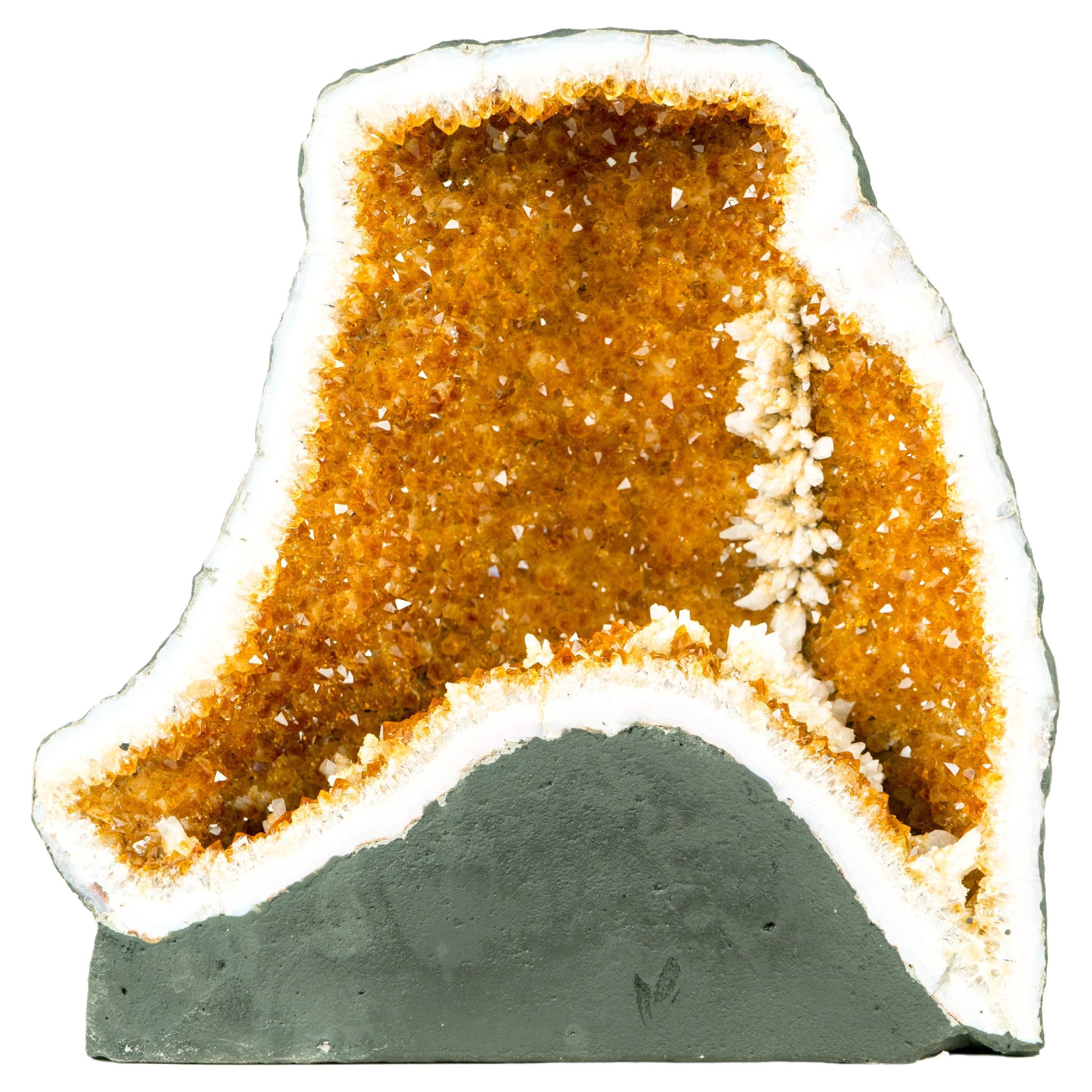 Cave géode naturelle avec des cristaux de Druzy orange et des fleurs de Calcite