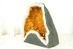 Cave géode naturelle avec cristaux de Druzy orange et calcite inclus