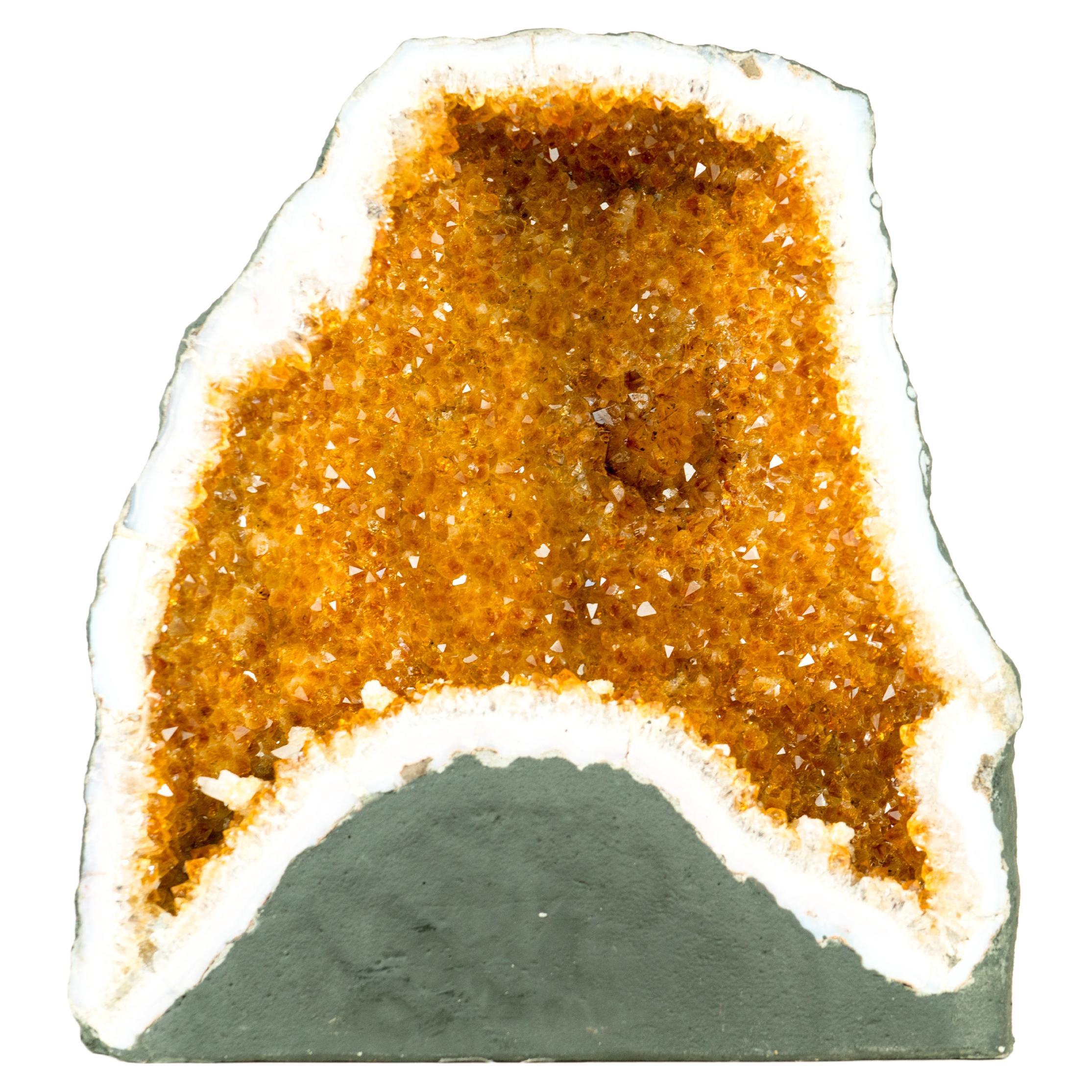 Cave géode naturelle avec cristaux de Druzy orange et calcite inclus