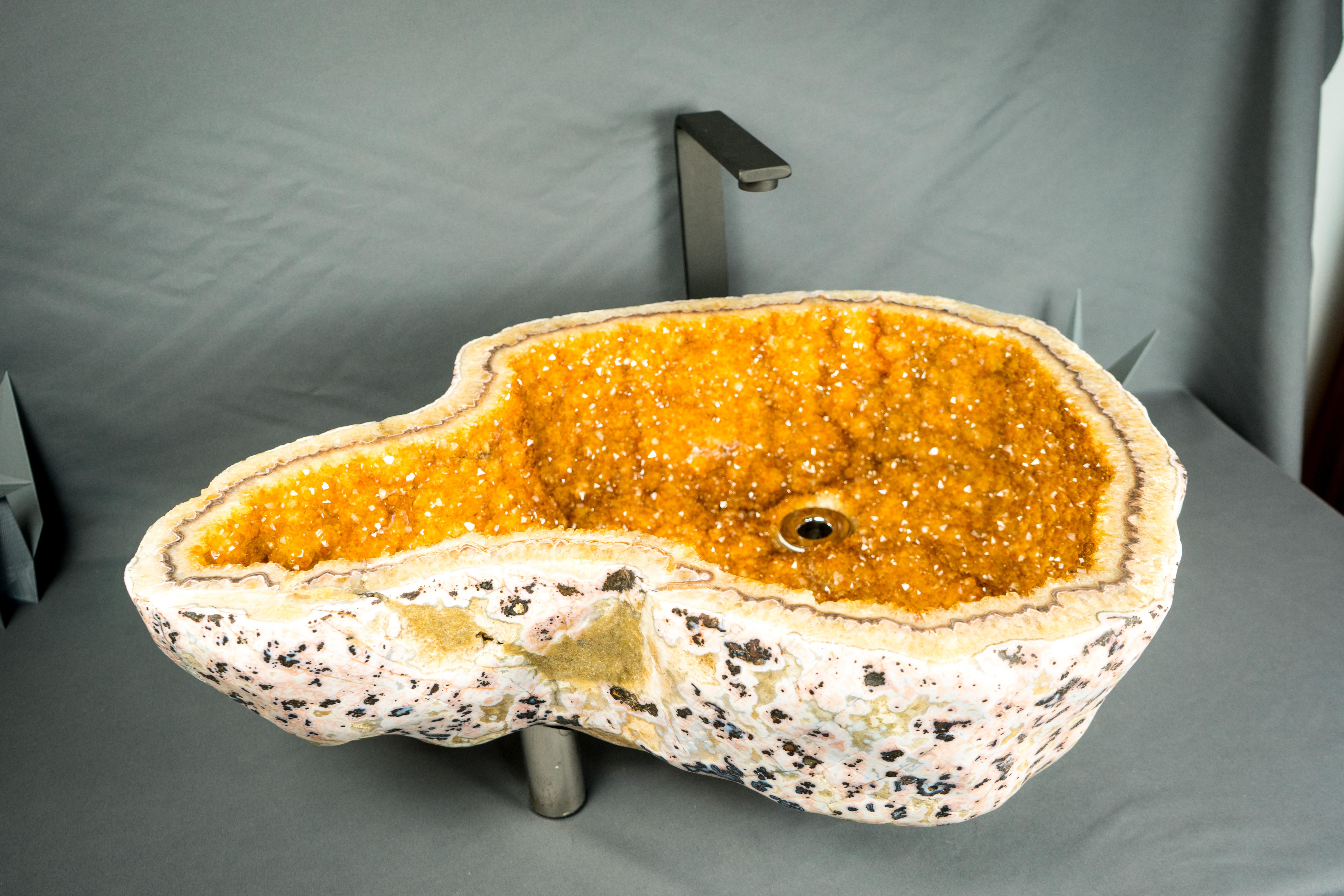 Extraordinaria Geoda de Citrino con Drusa Brillante, Hecha a Mano en un Lujoso Lavabo de Piedra para Decoración de Baños

▫️ Descripción ▫️

De una belleza excepcional, esta Geoda de Citrino muestra una drusa de color naranja intenso rodeada por una