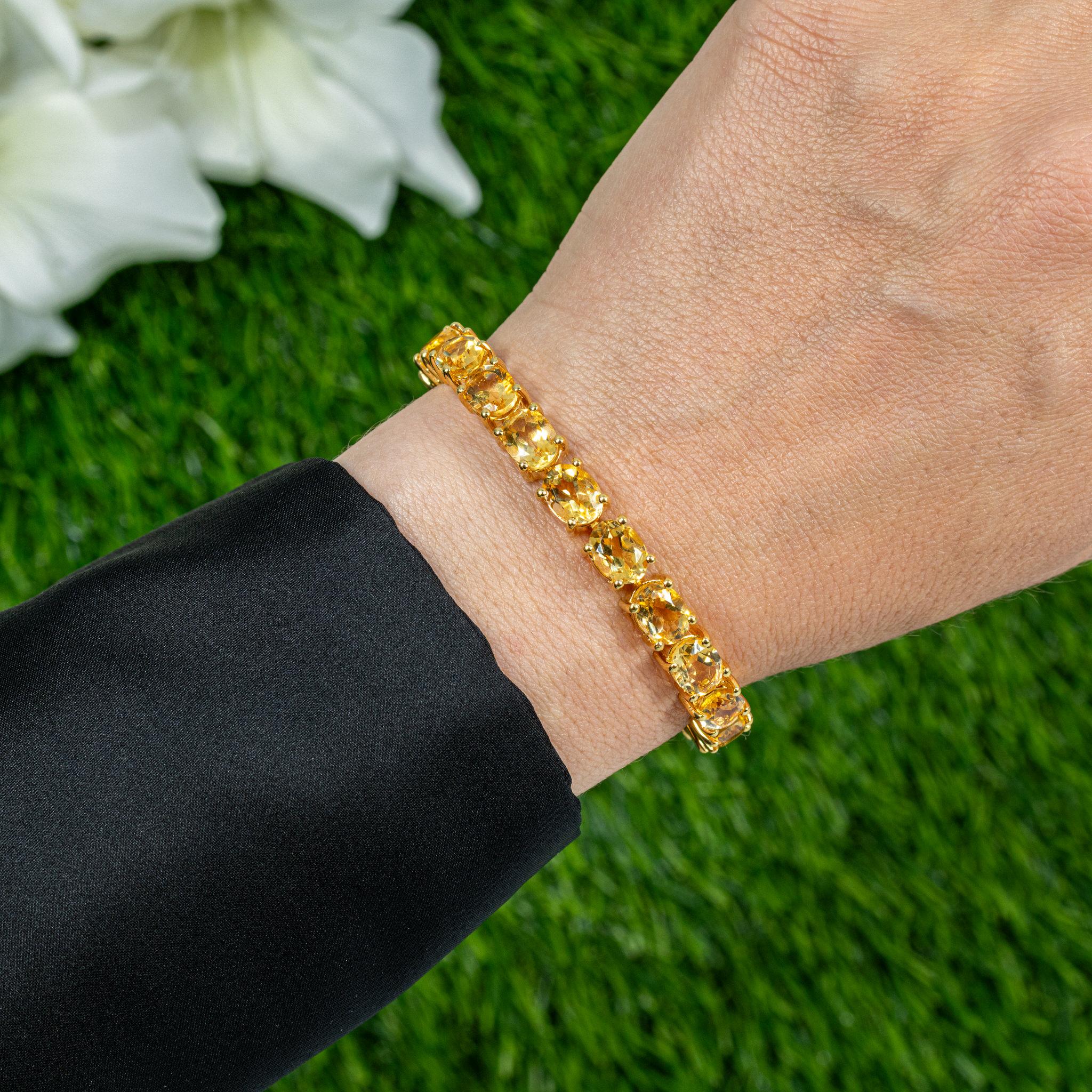 Il est accompagné d'une évaluation gemmologique par la GIA (GG/AJP).
Toutes les pierres précieuses sont naturelles
22 Citrines = 22.00 Carats
Métal : argent sterling plaqué or jaune 24K
Longueur : 7 pouces
*Il peut être raccourci sur demande