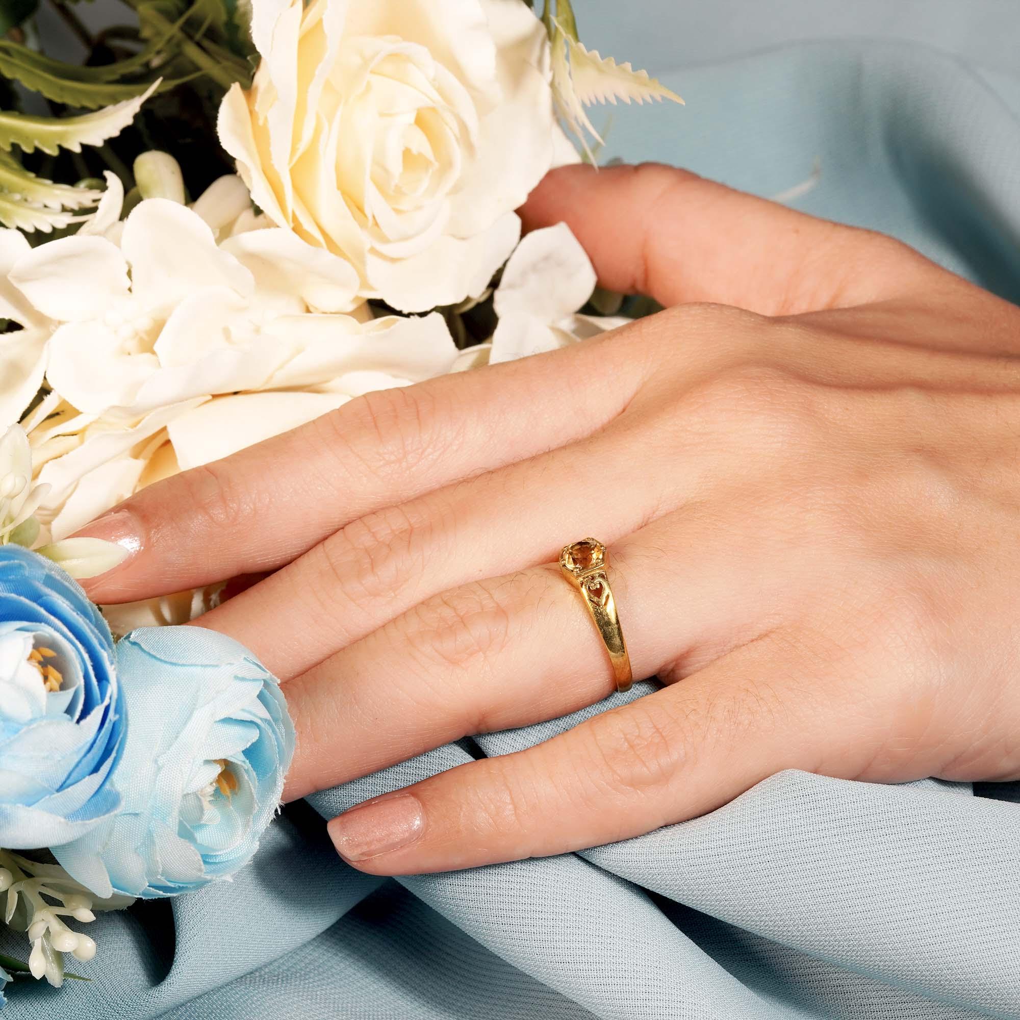 Im Angebot: Natürlicher Citrin im Vintage-Stil Herz Solitär Ring aus massivem 9K Gelbgold () 10