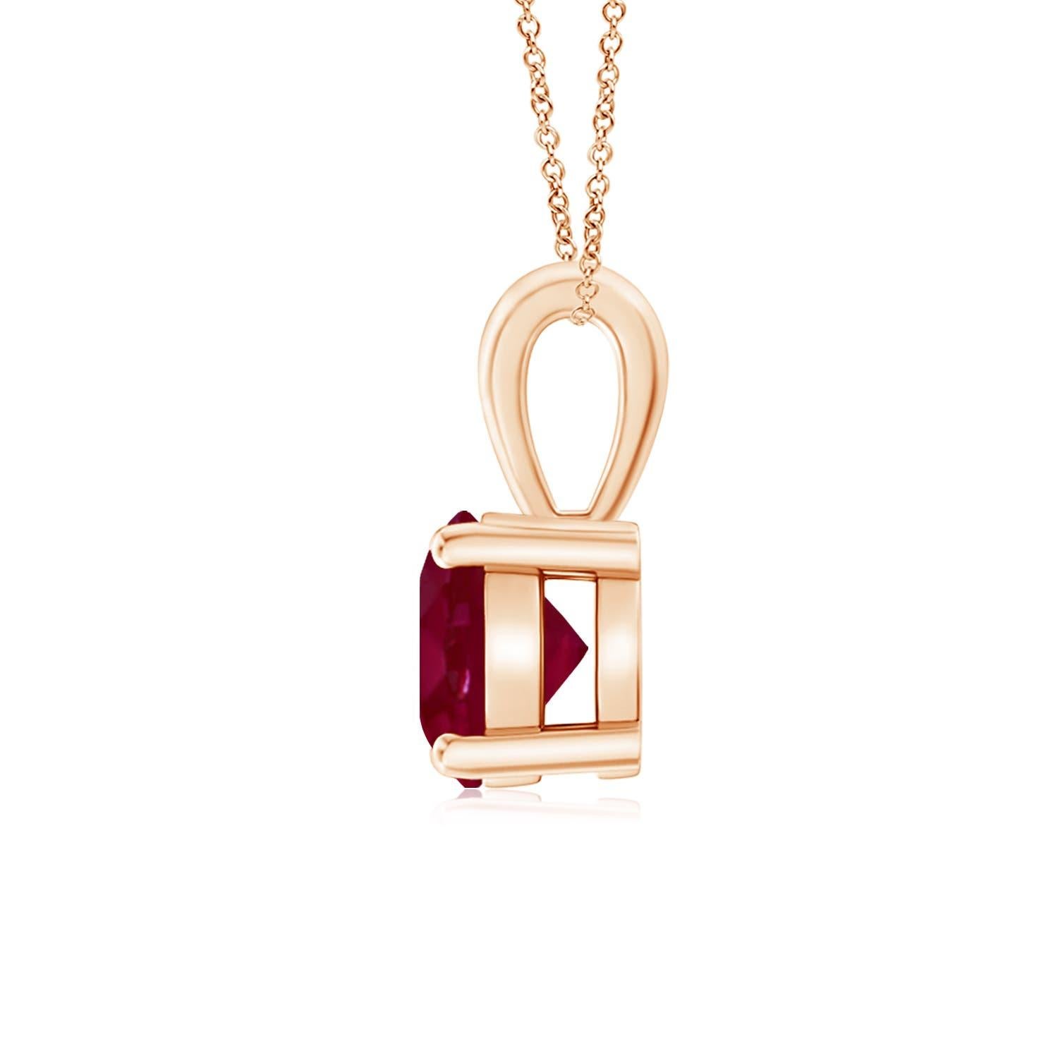 Un solitaire en rubis rouge violacé, serti dans une monture à quatre griffes, est relié à une balle lustrée. Réalisé en or rose 14k, le design élégant de ce pendentif classique en rubis attire toute l'attention sur la magnificence de la pierre
