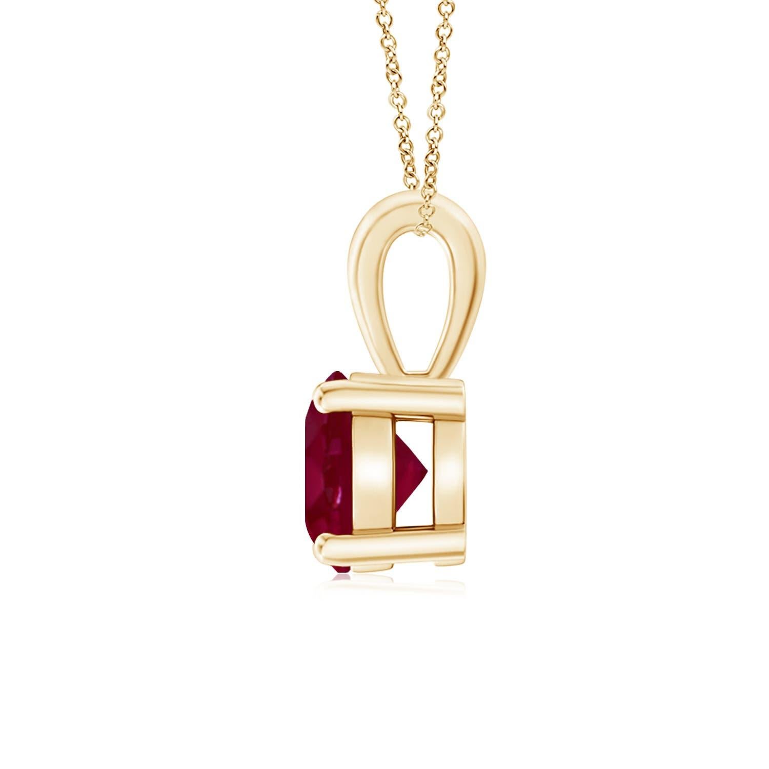 Un solitaire en rubis rouge violacé, serti dans une monture à quatre griffes, est relié à une balle lustrée. Réalisé en or jaune 14 carats, le design élégant de ce pendentif classique en rubis attire toute l'attention sur la magnificence de la