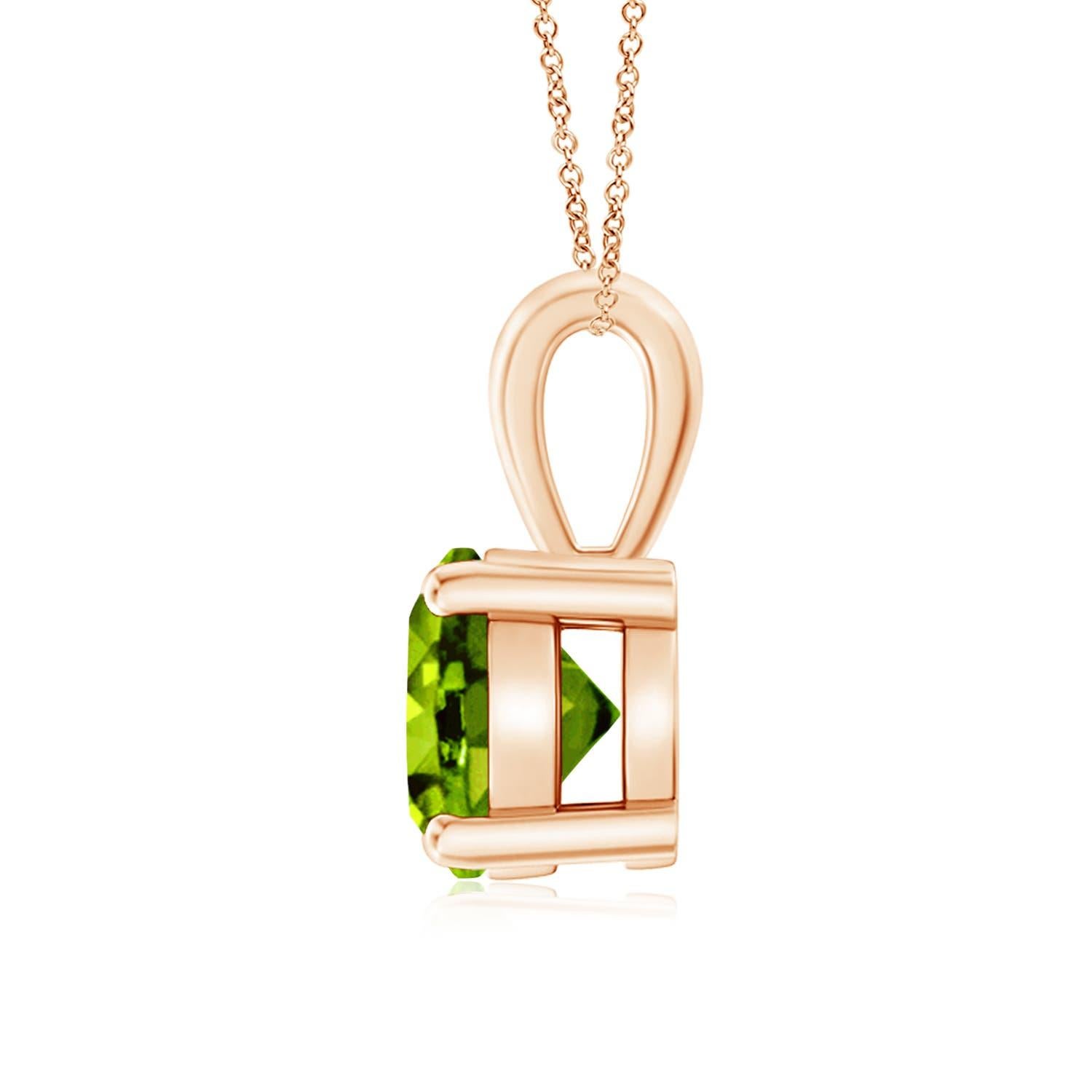 An einem einzelnen Ballen ist ein funkelnder Peridot in einer vierzackigen Fassung befestigt. Dieser Solitär-Peridot-Anhänger hat ein schlichtes Design und lenkt alle Aufmerksamkeit auf seinen chartreusegrünen Farbton. Er ist aus 14 Karat Roségold