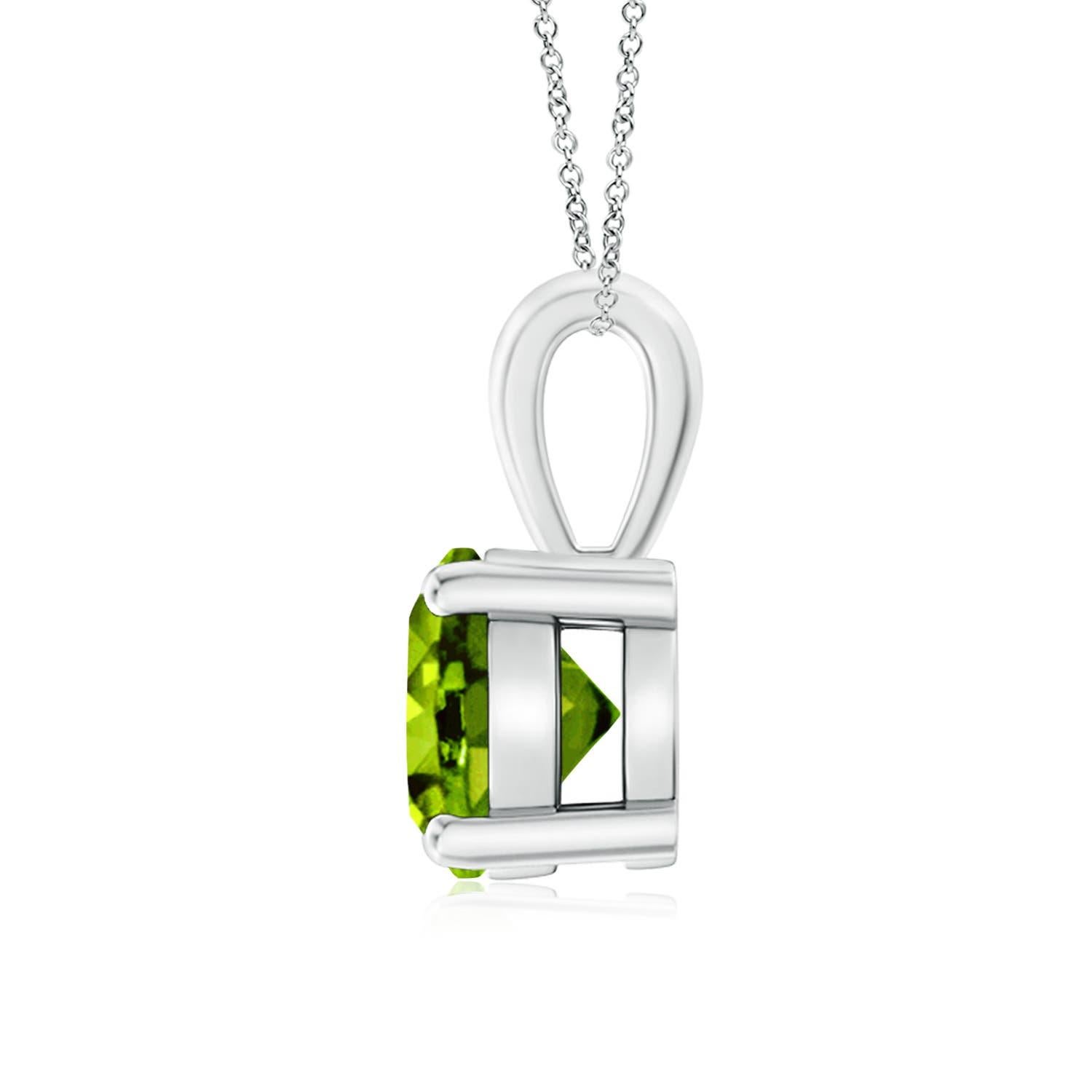 Une balle unique est reliée à un péridot étincelant fixé dans une monture à quatre griffes. Ce pendentif solitaire en péridot présente un design simple et attire toute l'attention sur sa teinte vert chartreuse. Il est réalisé en or blanc 14k.