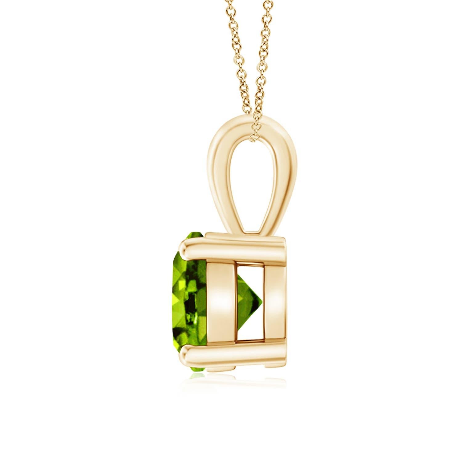Une balle unique est reliée à un péridot étincelant fixé dans une monture à quatre griffes. Ce pendentif solitaire en péridot présente un design simple et attire toute l'attention sur sa teinte vert chartreuse. Il est réalisé en or jaune 14k.
