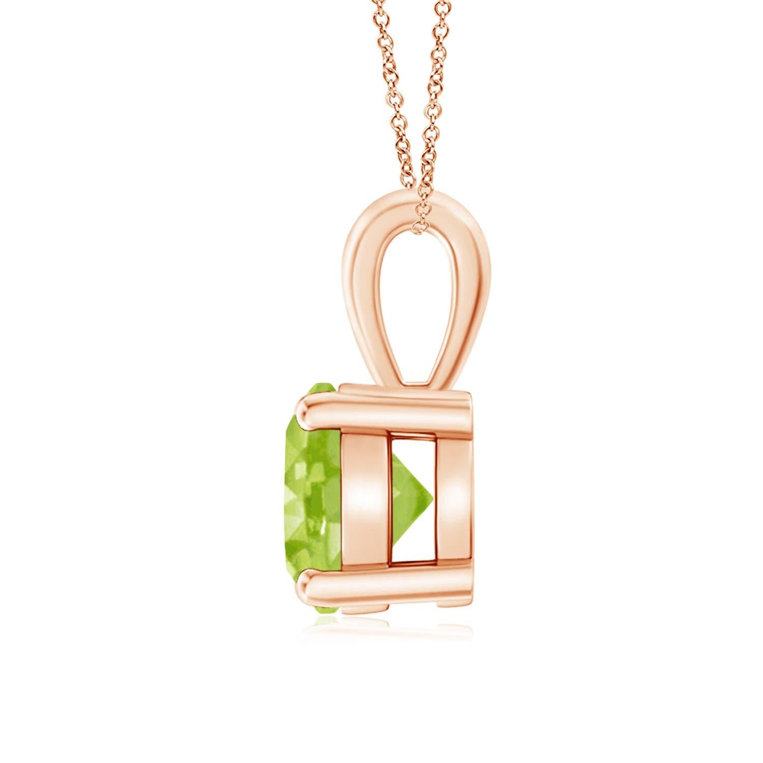 Une balle unique est reliée à un péridot étincelant fixé dans une monture à quatre griffes. Ce pendentif solitaire en péridot présente un design simple et attire toute l'attention sur sa teinte vert chartreuse. Il est réalisé en or rose 18 carats.
