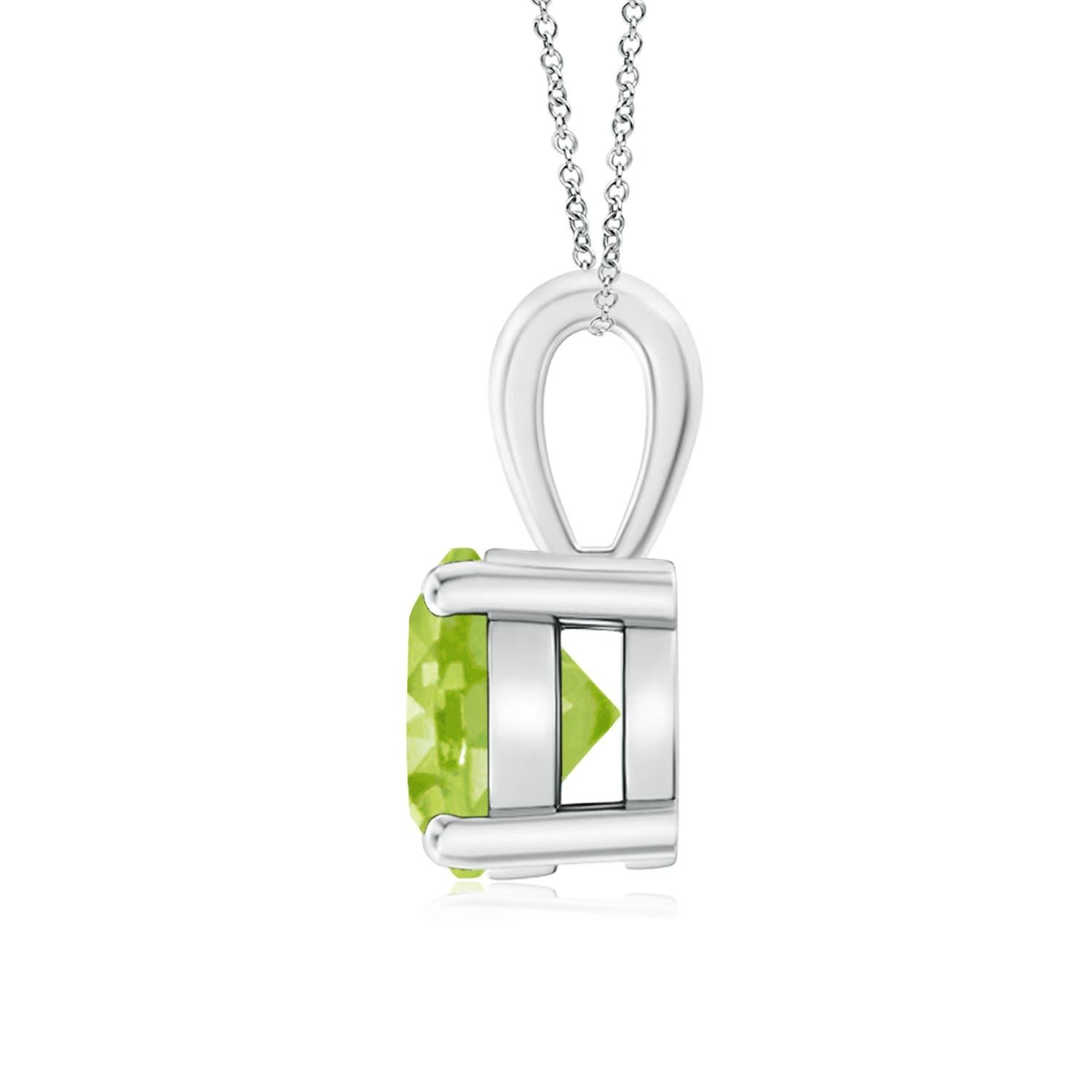 An einem einzelnen Ballen ist ein funkelnder Peridot in einer vierzackigen Fassung befestigt. Dieser Solitär-Peridot-Anhänger hat ein schlichtes Design und lenkt alle Aufmerksamkeit auf seinen chartreusegrünen Farbton. Er ist aus 18 Karat Weißgold