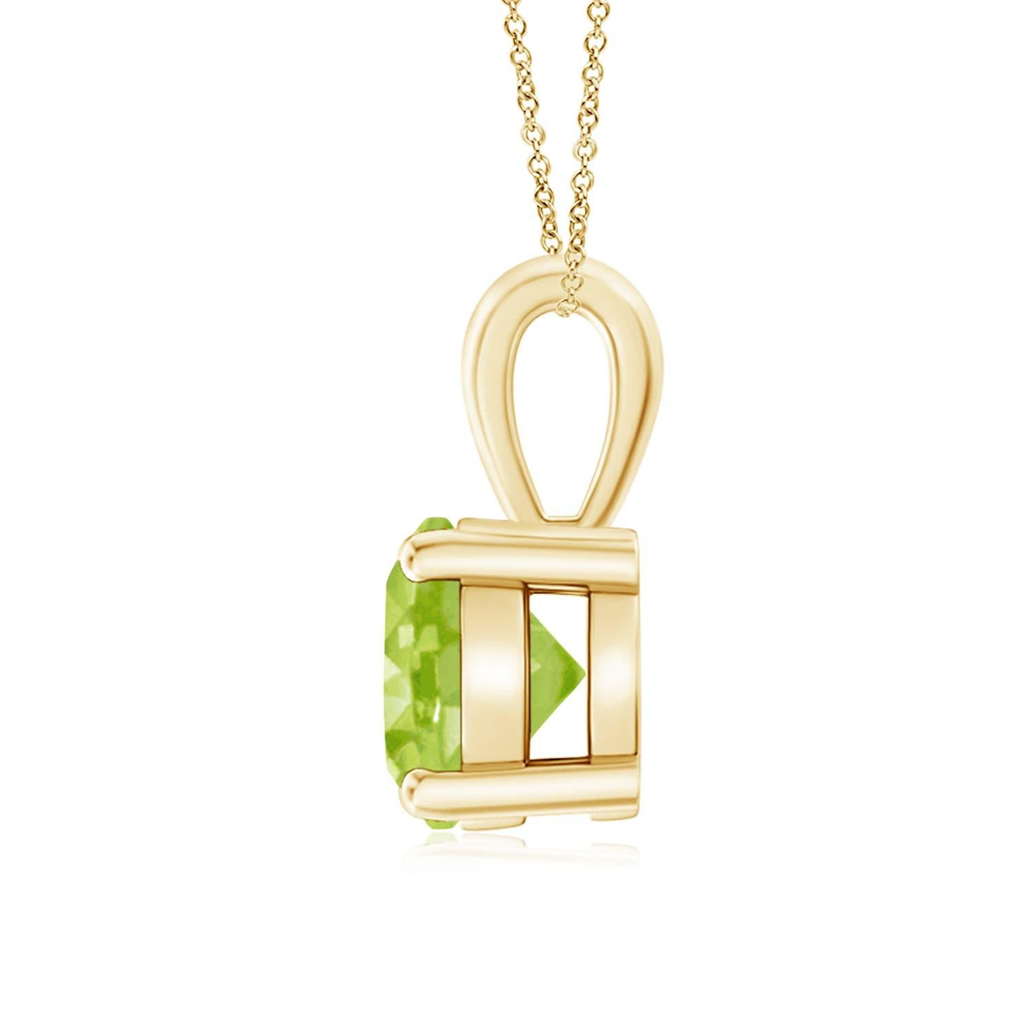 An einem einzelnen Ballen ist ein funkelnder Peridot in einer vierzackigen Fassung befestigt. Dieser Solitär-Peridot-Anhänger hat ein schlichtes Design und lenkt alle Aufmerksamkeit auf seinen chartreusegrünen Farbton. Er ist aus 18 Karat Gelbgold