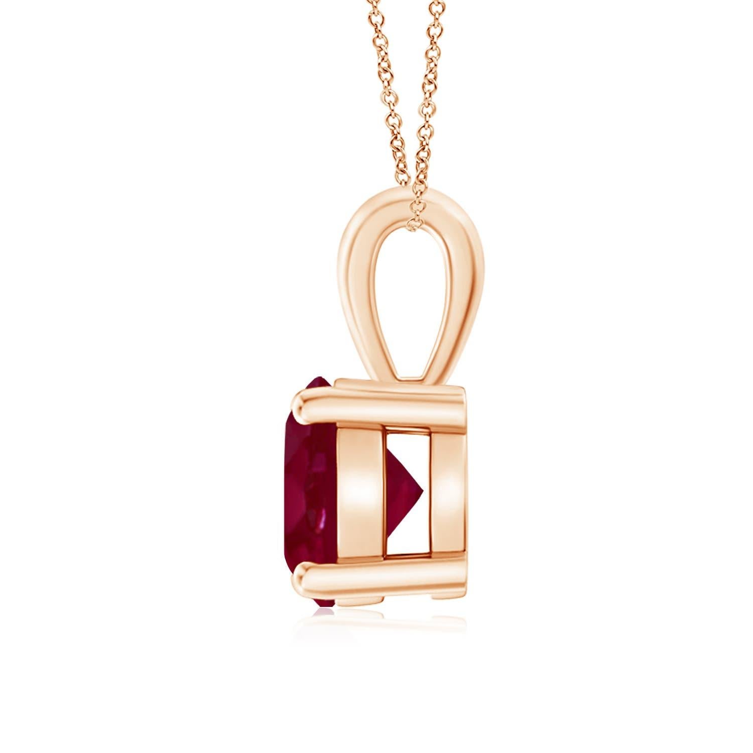 Un solitaire en rubis rouge violacé, serti dans une monture à quatre griffes, est relié à une balle lustrée. Réalisé en or rose 14k, le design élégant de ce pendentif classique en rubis attire toute l'attention sur la magnificence de la pierre