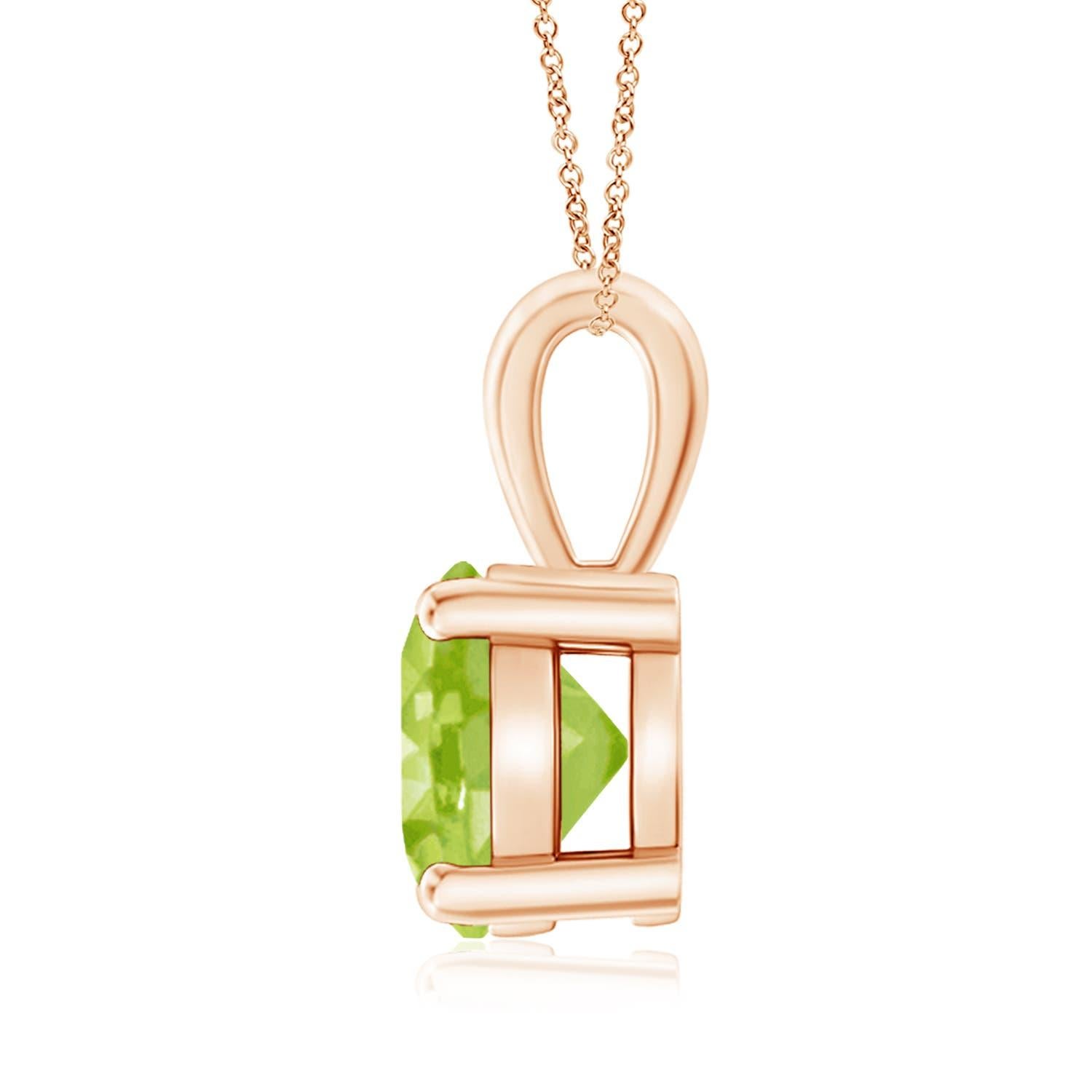 Une balle unique est reliée à un péridot étincelant fixé dans une monture à quatre griffes. Ce pendentif solitaire en péridot présente un design simple et attire toute l'attention sur sa teinte vert chartreuse. Il est réalisé en or rose 14k.