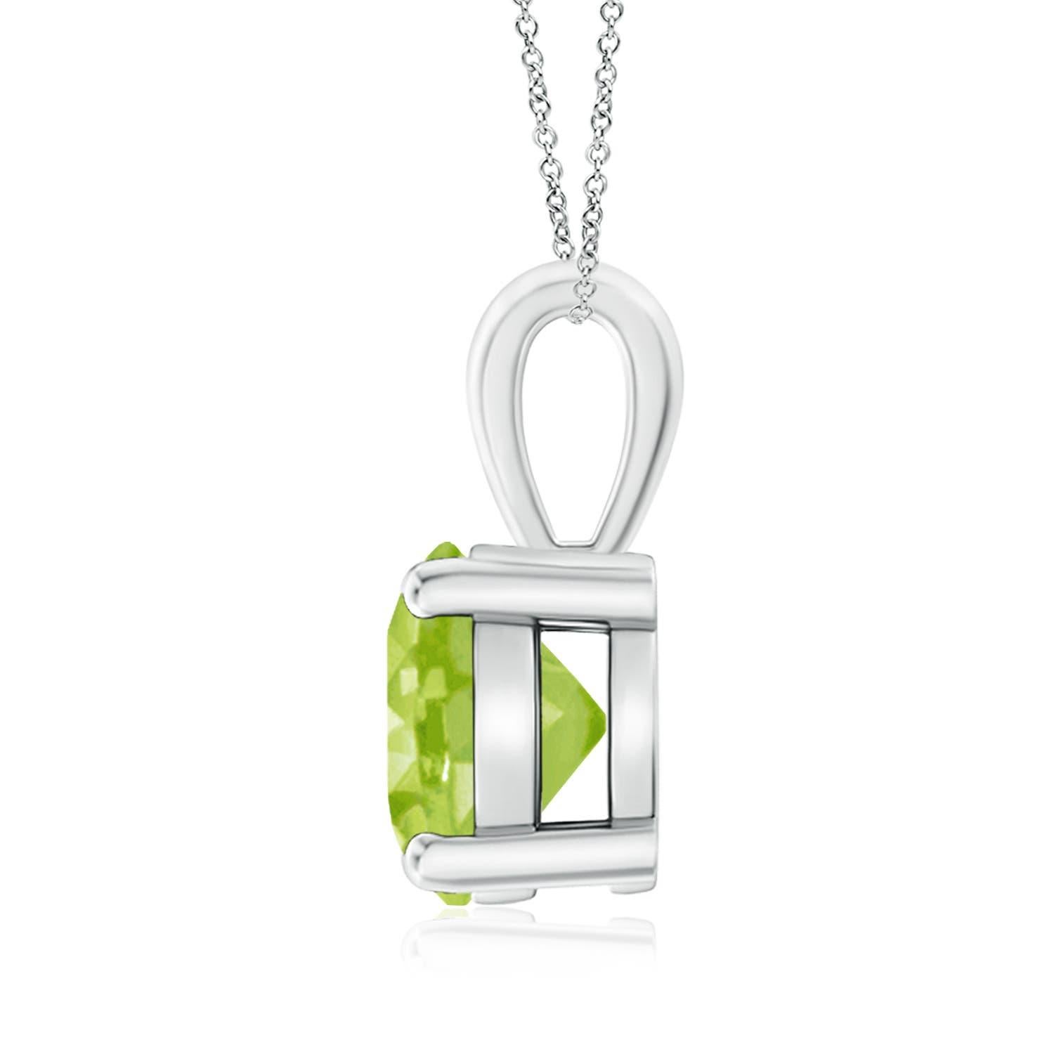 An einem einzelnen Ballen ist ein funkelnder Peridot in einer vierzackigen Fassung befestigt. Dieser Solitär-Peridot-Anhänger hat ein schlichtes Design und lenkt alle Aufmerksamkeit auf seinen chartreusegrünen Farbton. Er ist aus 14 Karat Weißgold